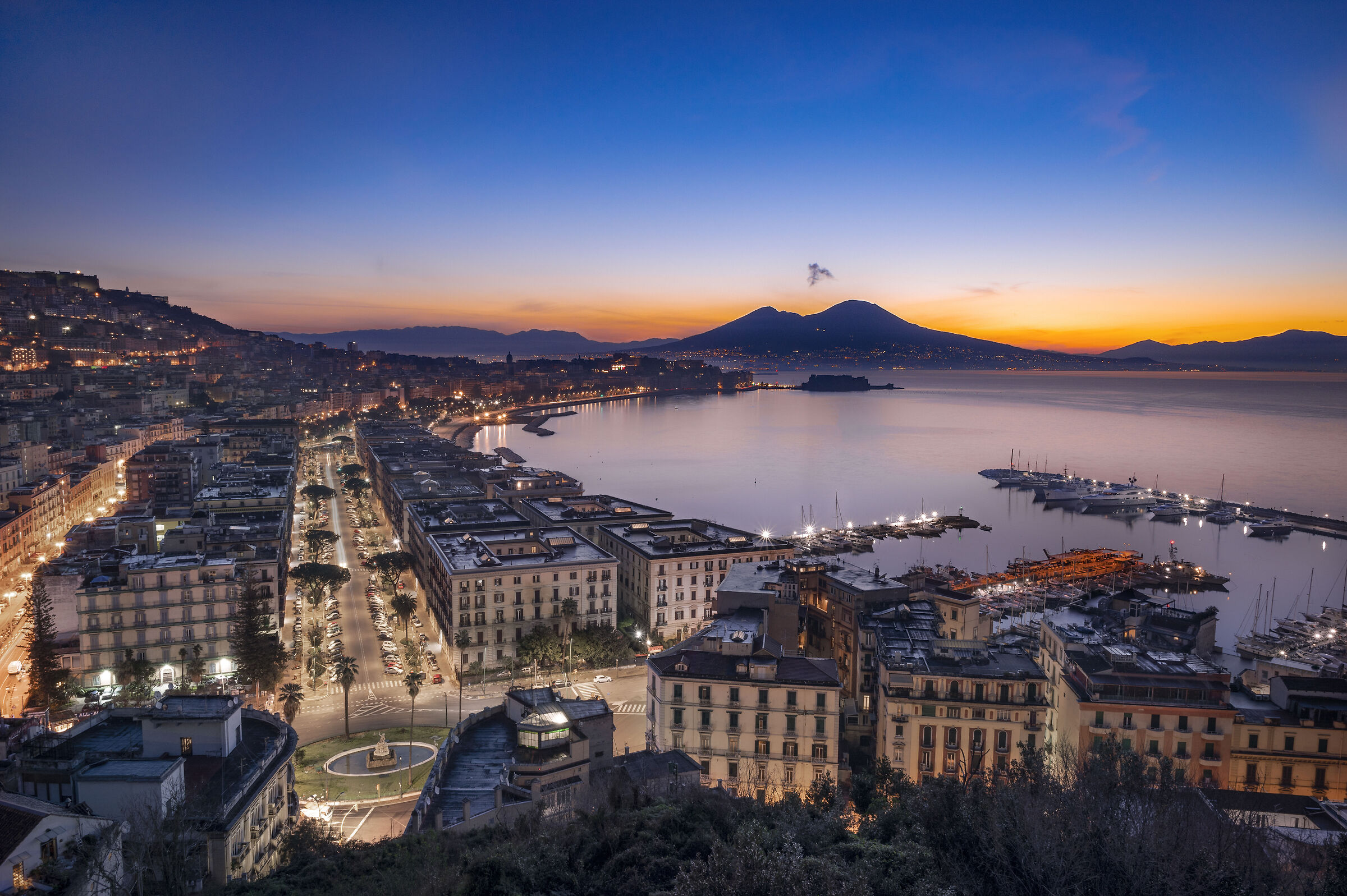 Le prime luci di Parthenope.