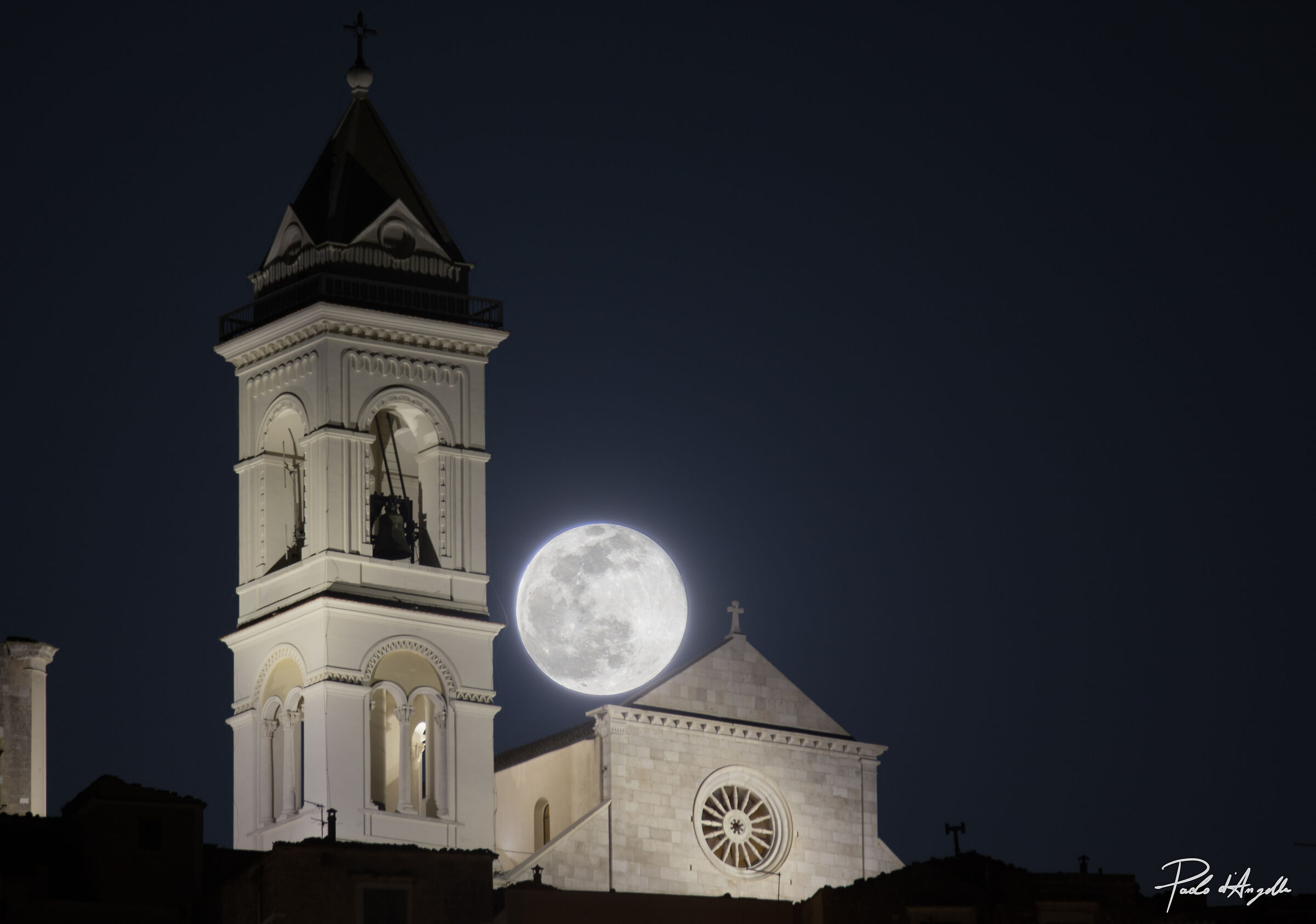 La Luna e la cattedrale di Minervino