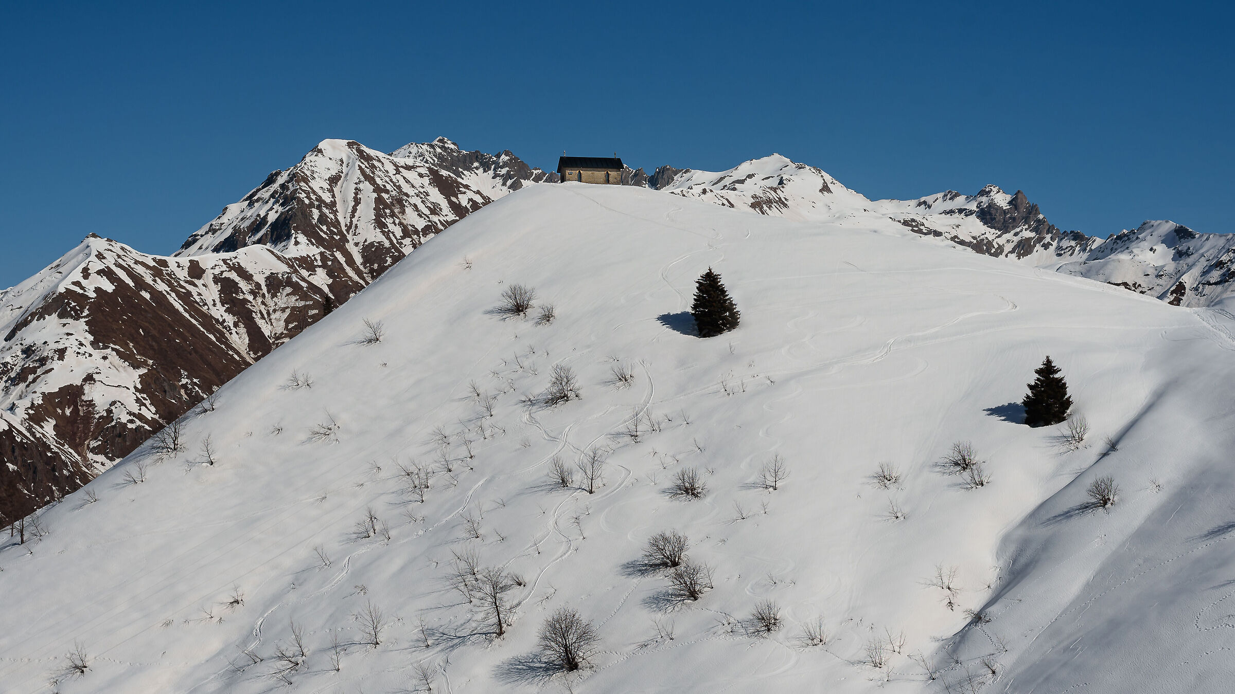La chiesetta tra le cime