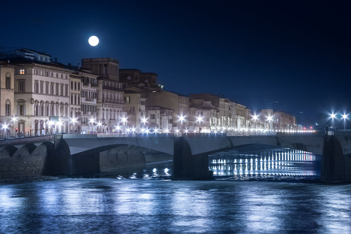 Blue moon ... on the banks of the Arno!