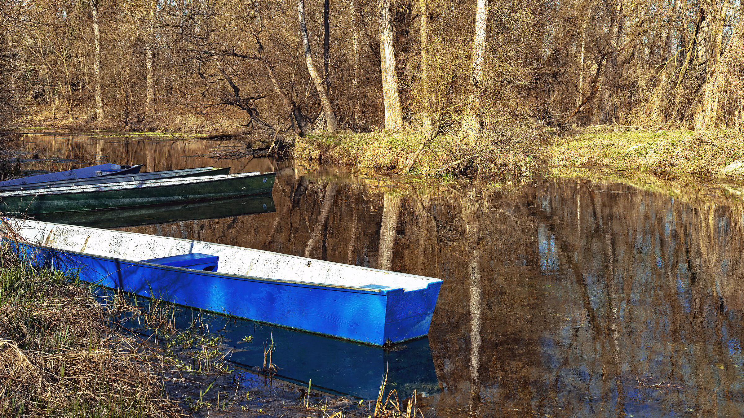 Riflessi di una barca blu