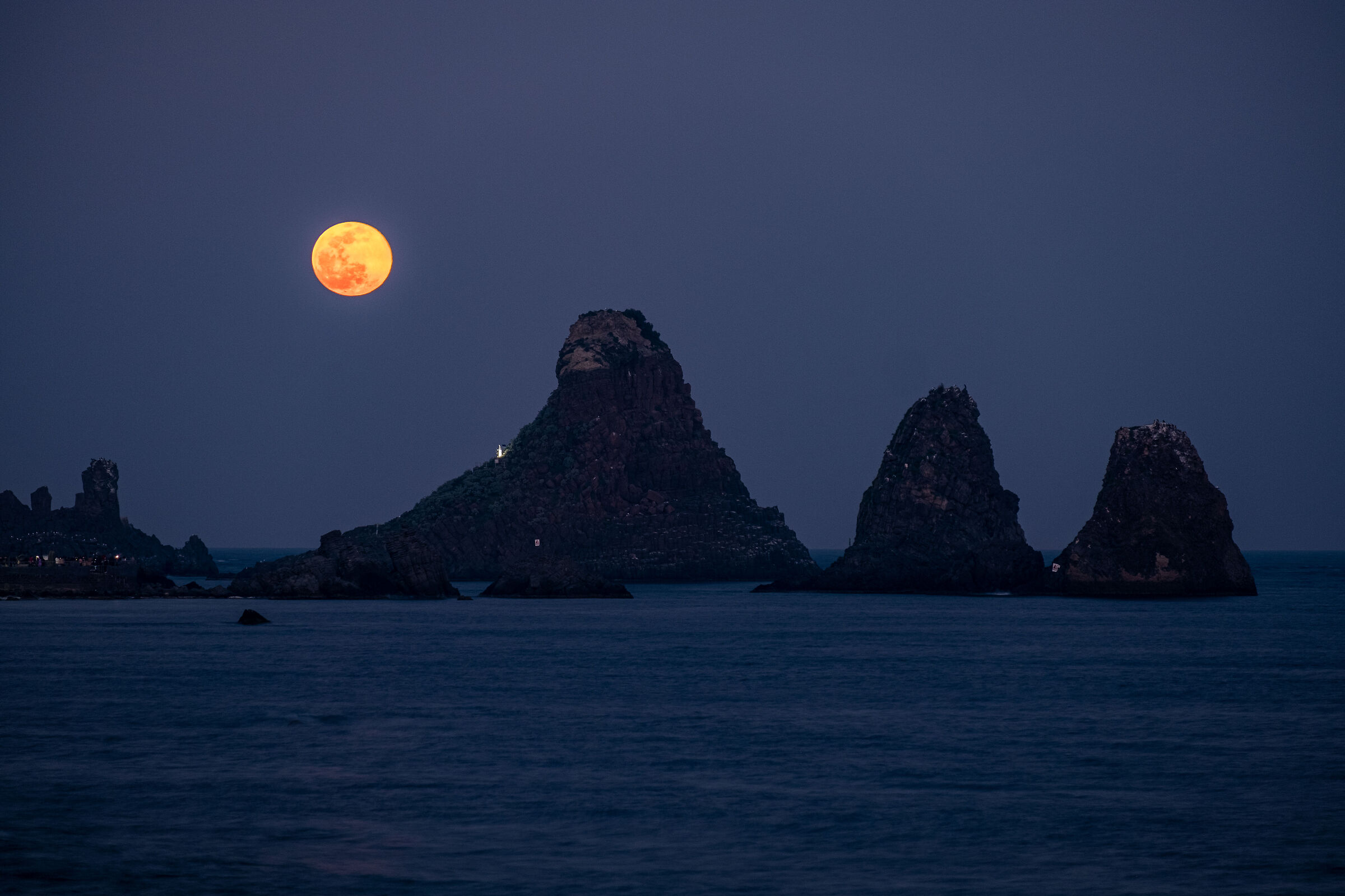 Tra i faraglioni di Trezza