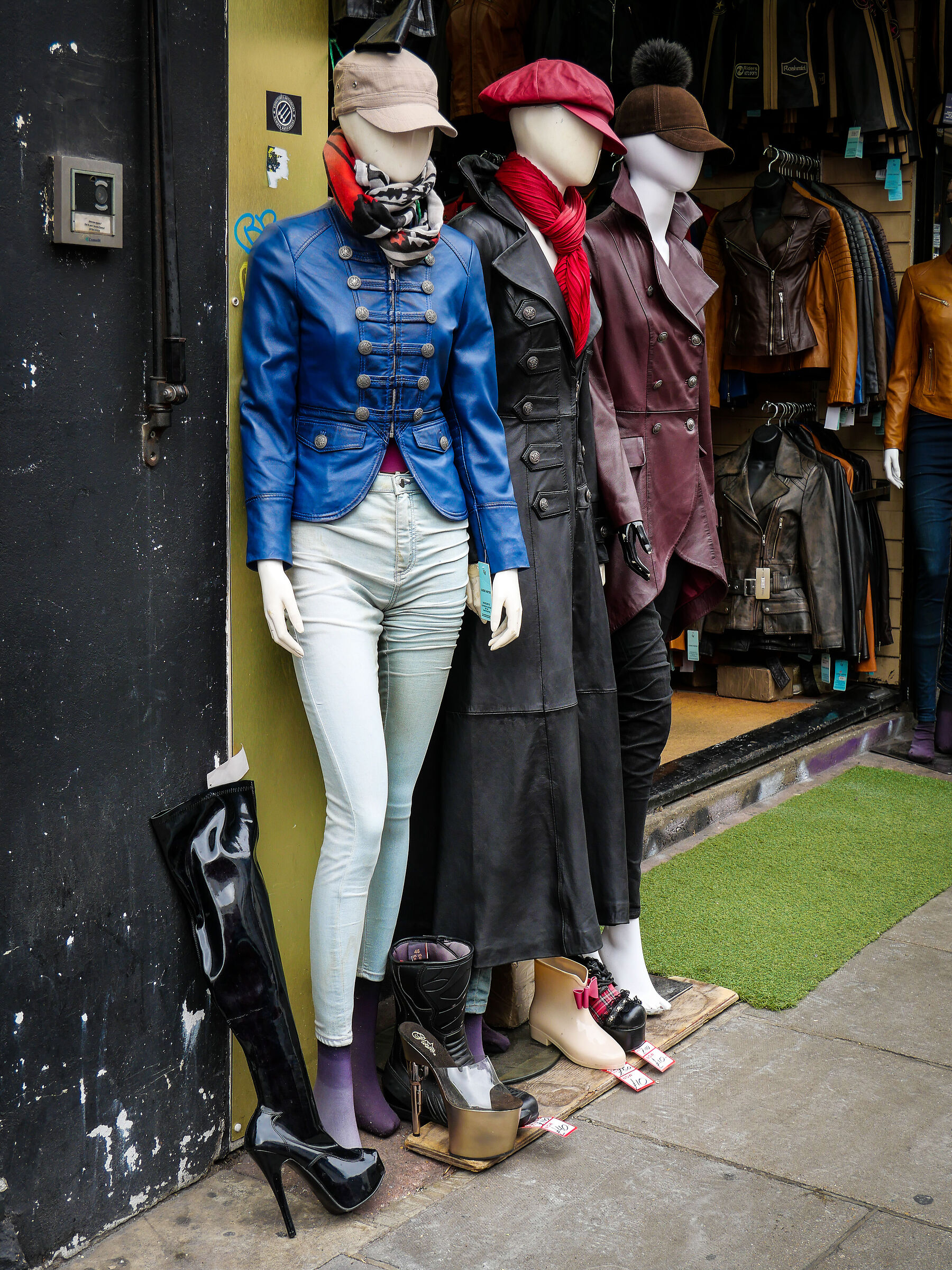London #010 - Walking in Portobello Road