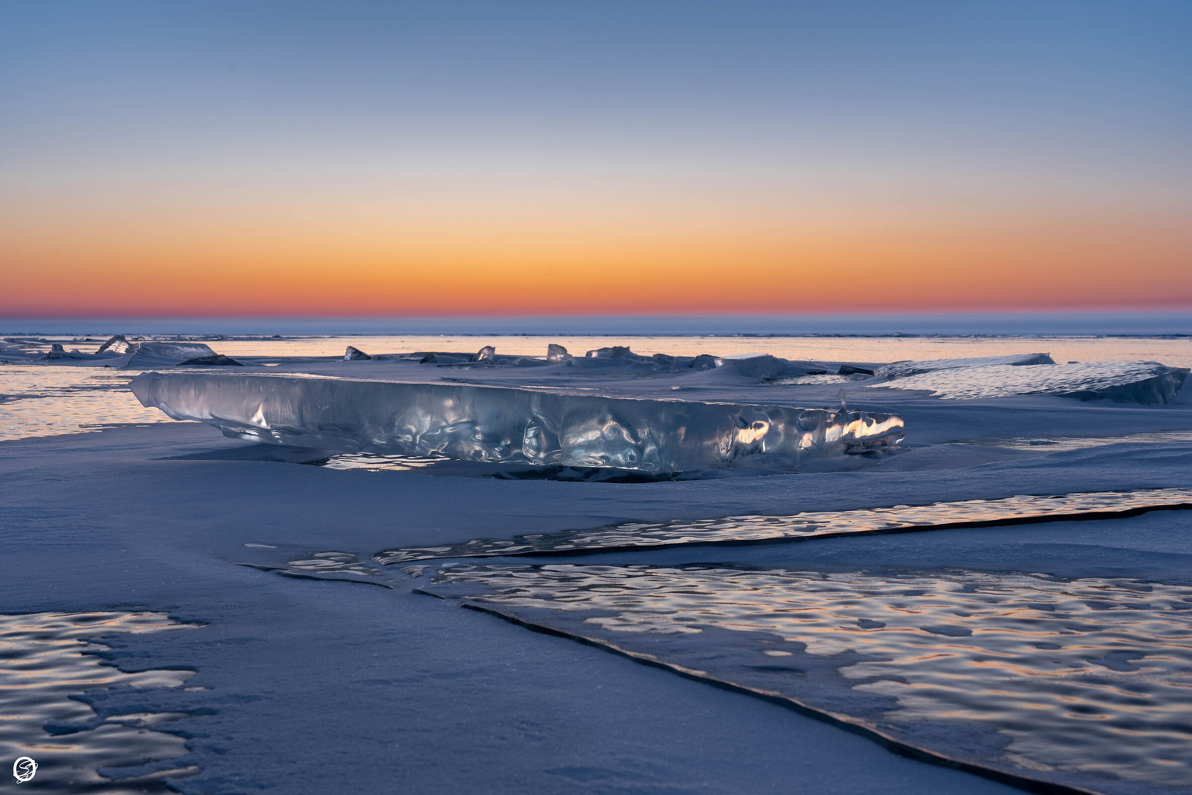 Gelida alba sul lago