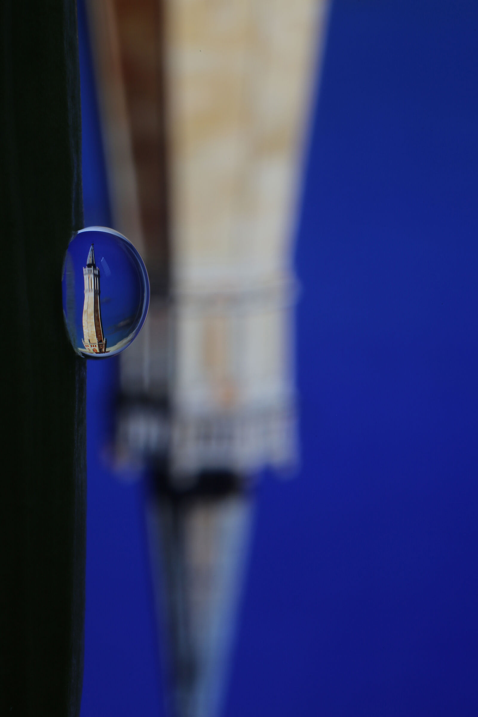 la Ghirlandina o così o capovolta