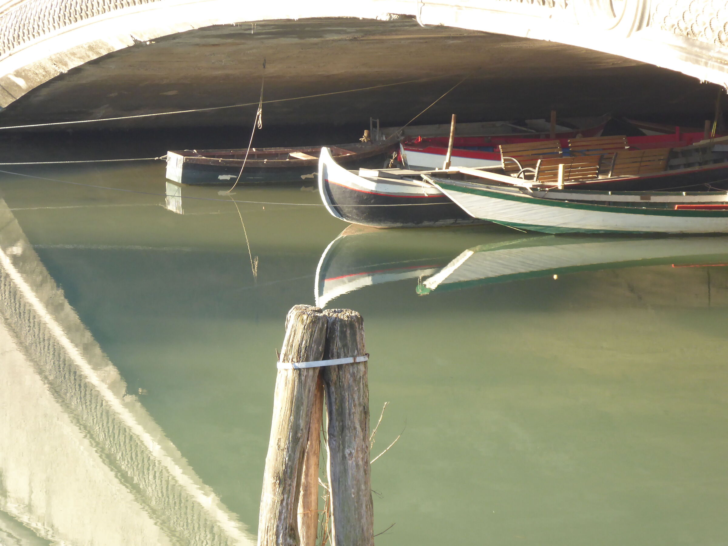 barche sotto il ponte