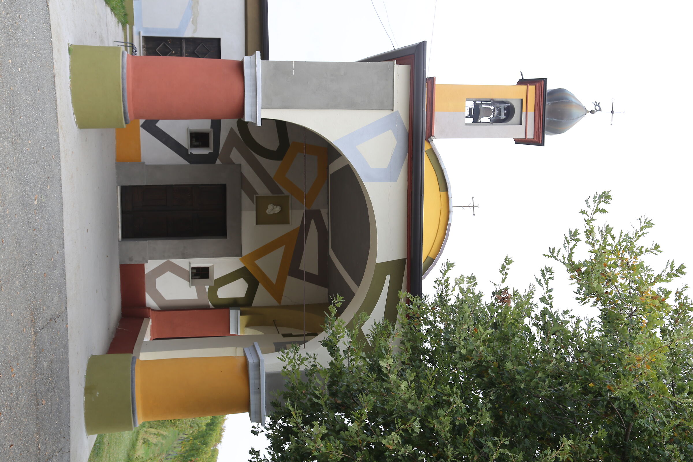 La chiesetta colorata di Coazzolo