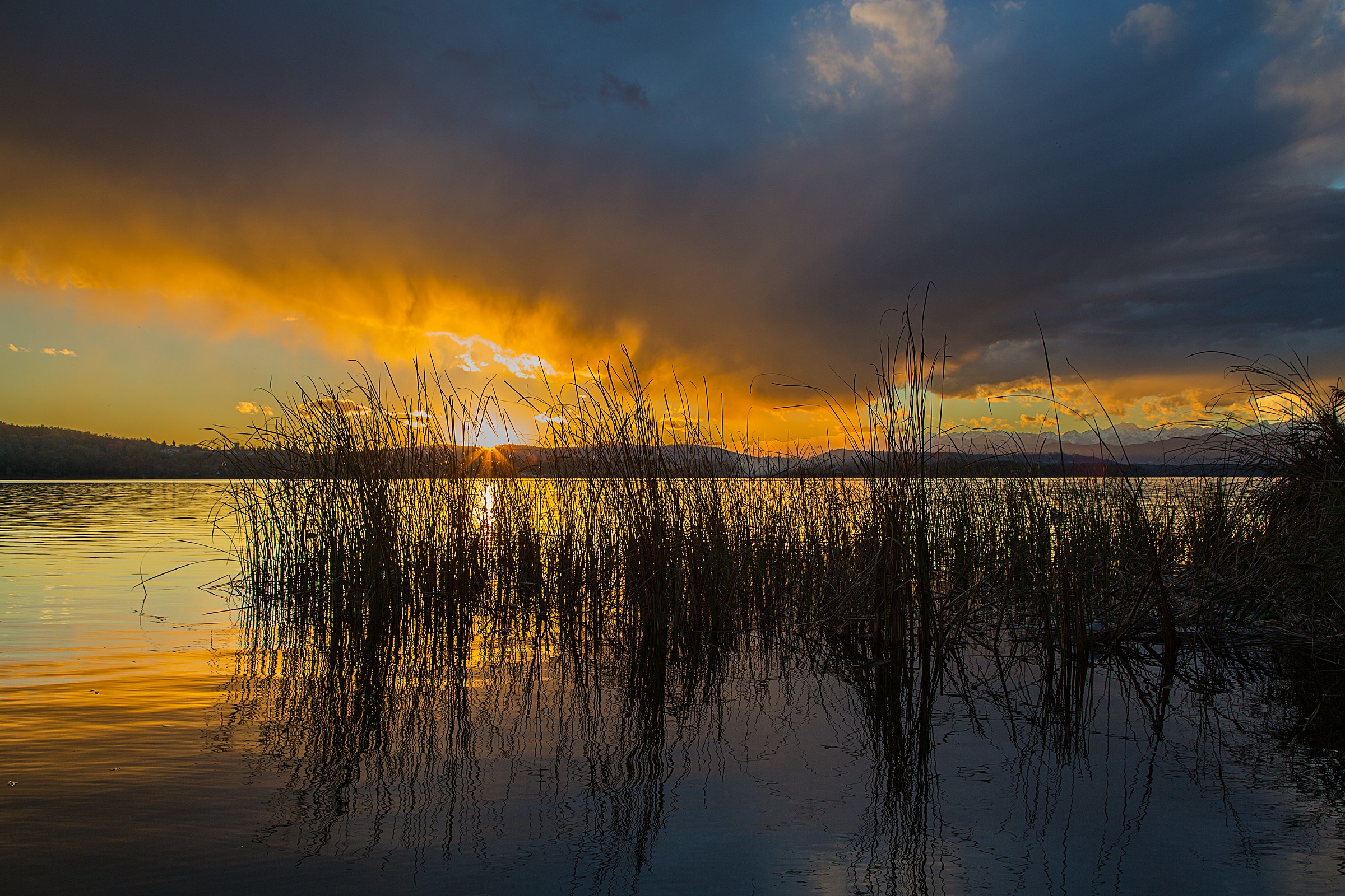 Tramonto sul lago di Varese