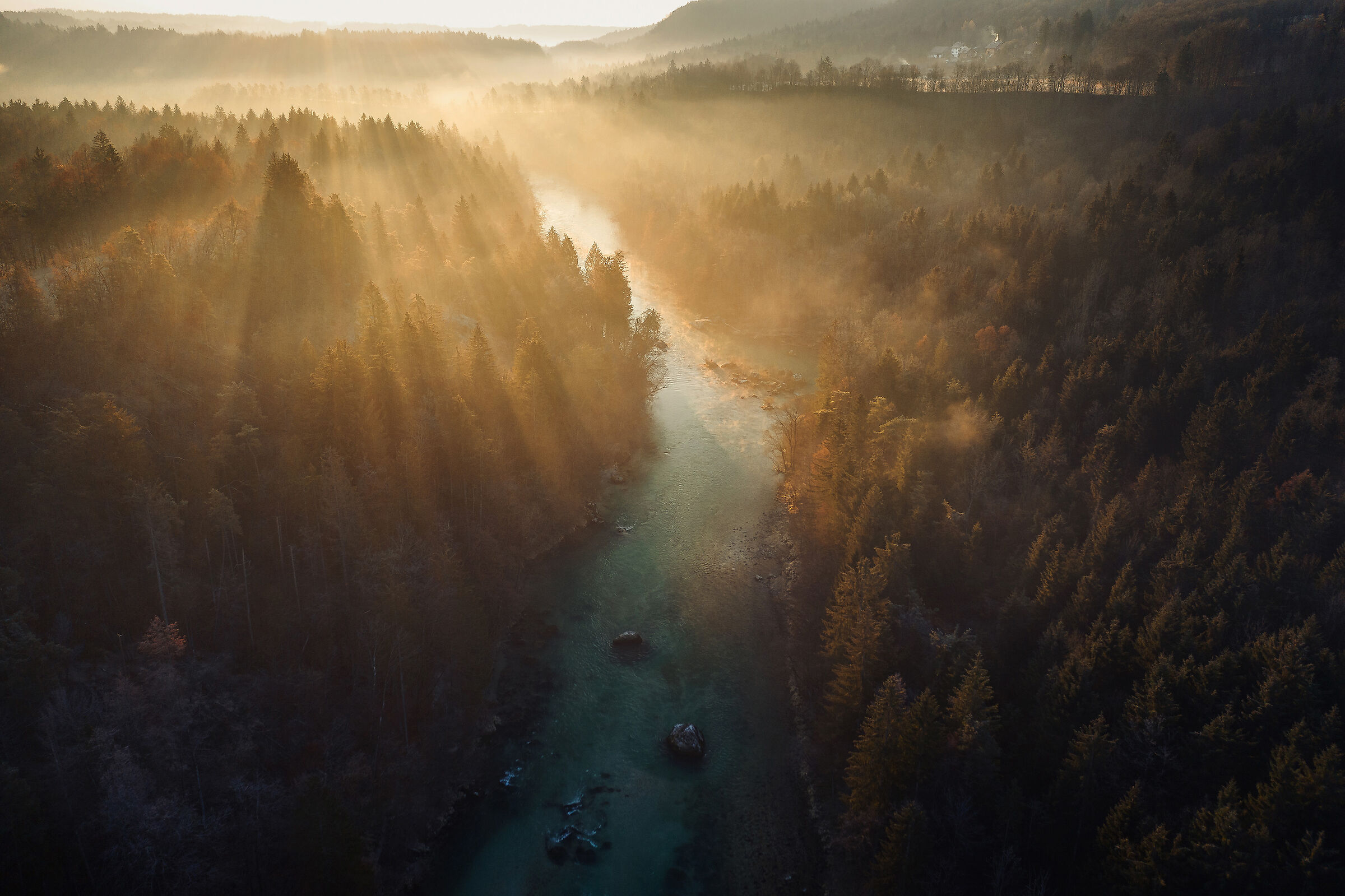 Mattina vicino al fiume