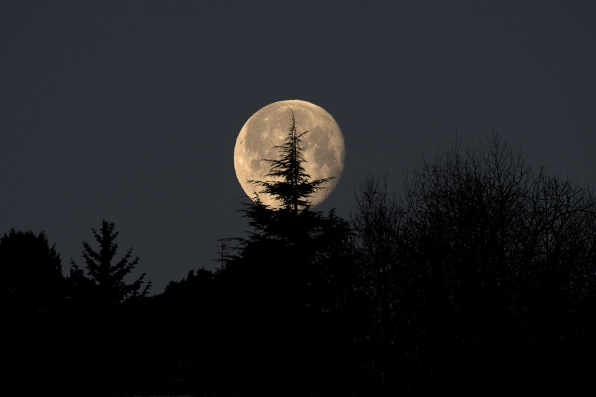 La luna gioca a nascondino