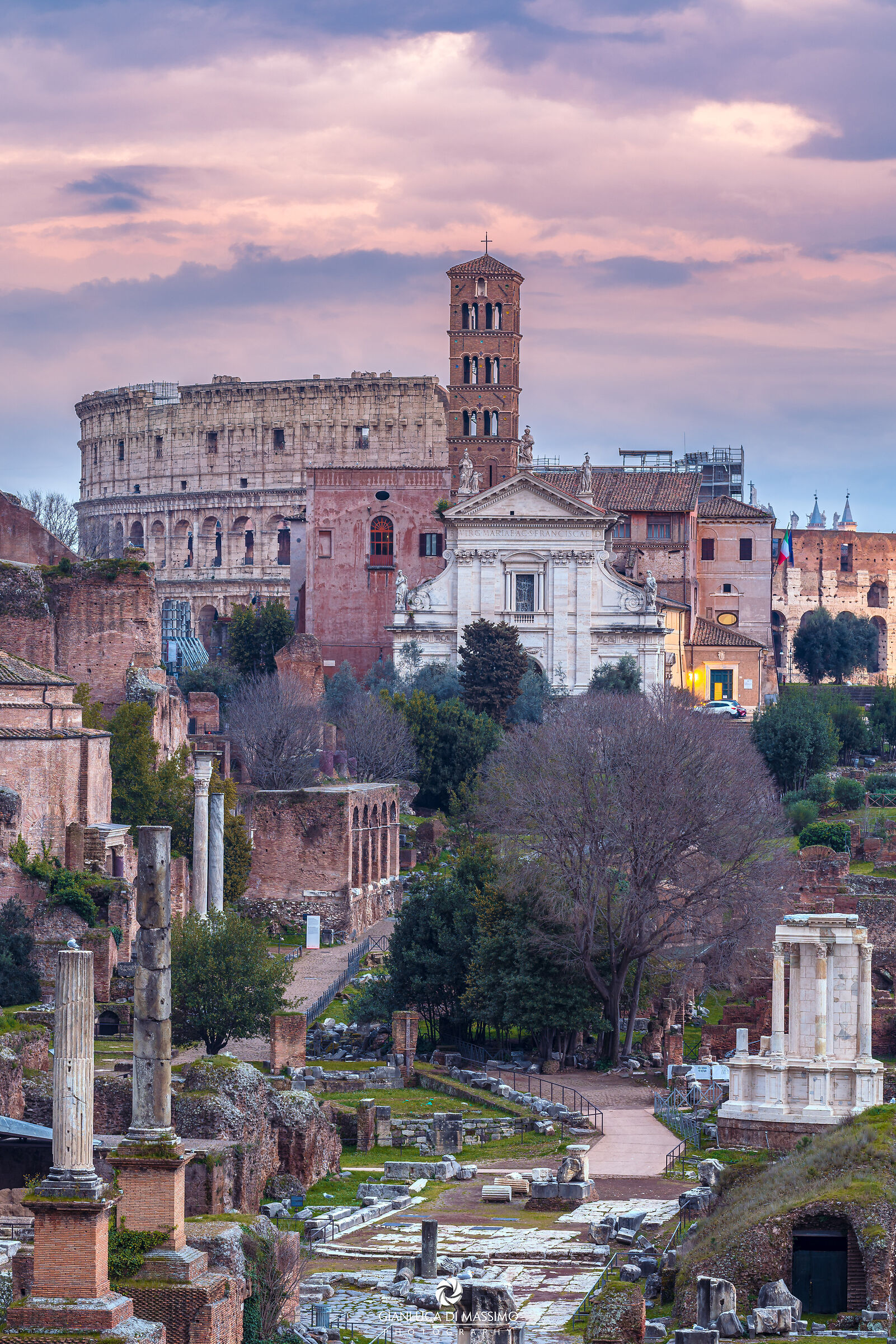 La Sera Sui Gloriosi Resti descends