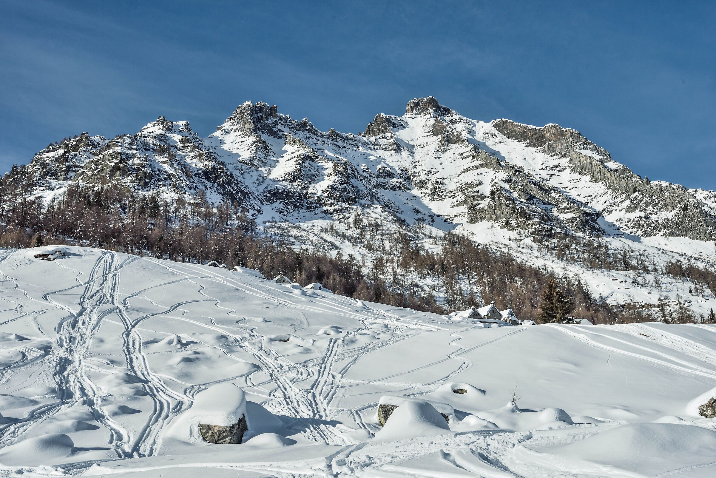 dall'Alpe Deccia inferiore in alto al centro il Cistell