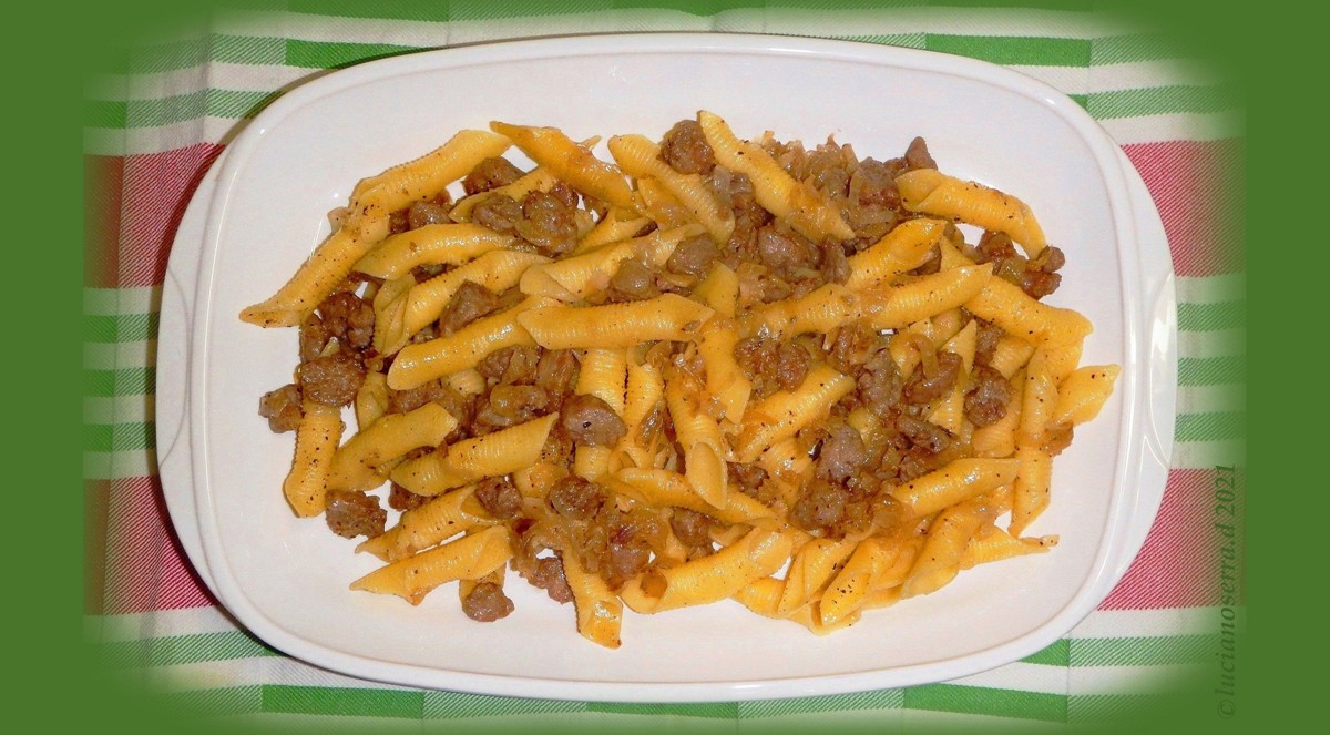 Garganelli seasoned with red onion and sausage