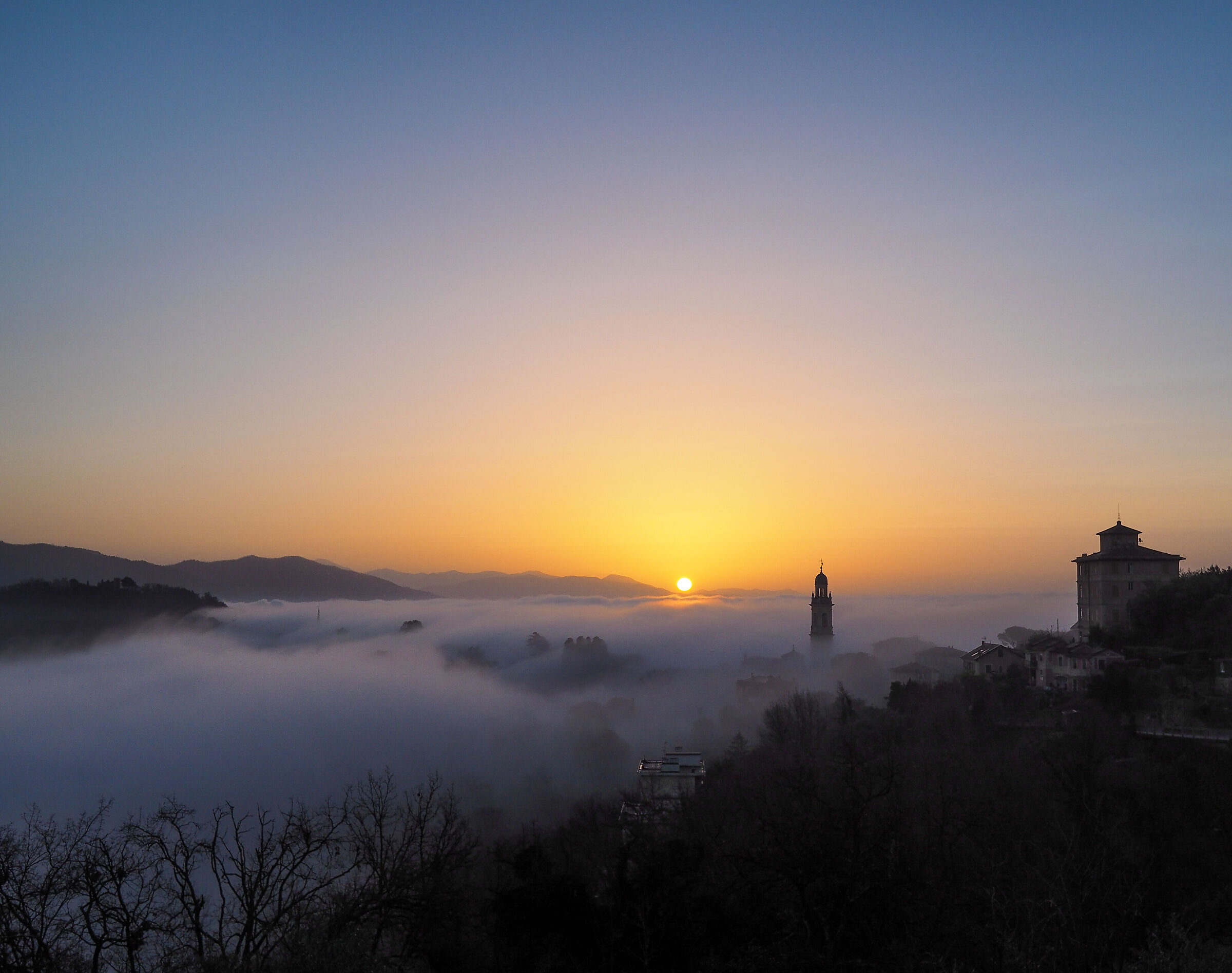 Sunrise in San Lorenzo (the days of caligo)
