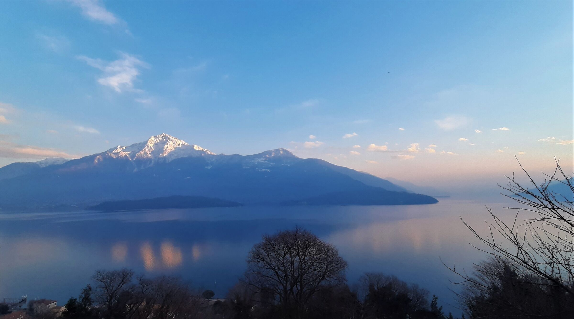 Alto lago con Monte Legnone