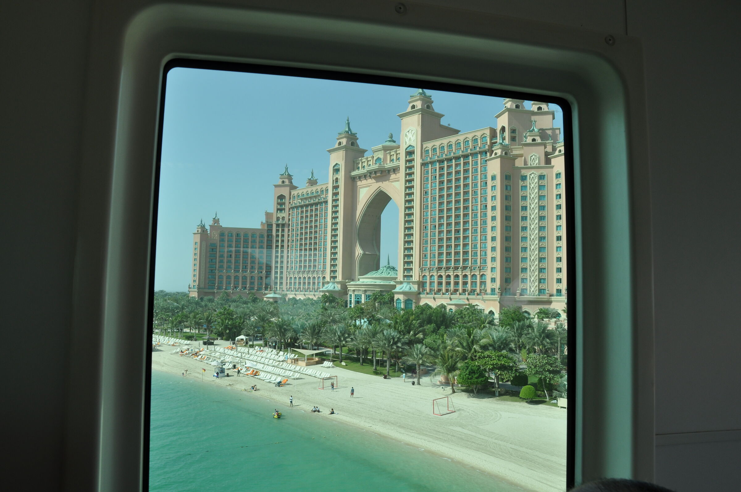 E guardo il mondo da un oblo'