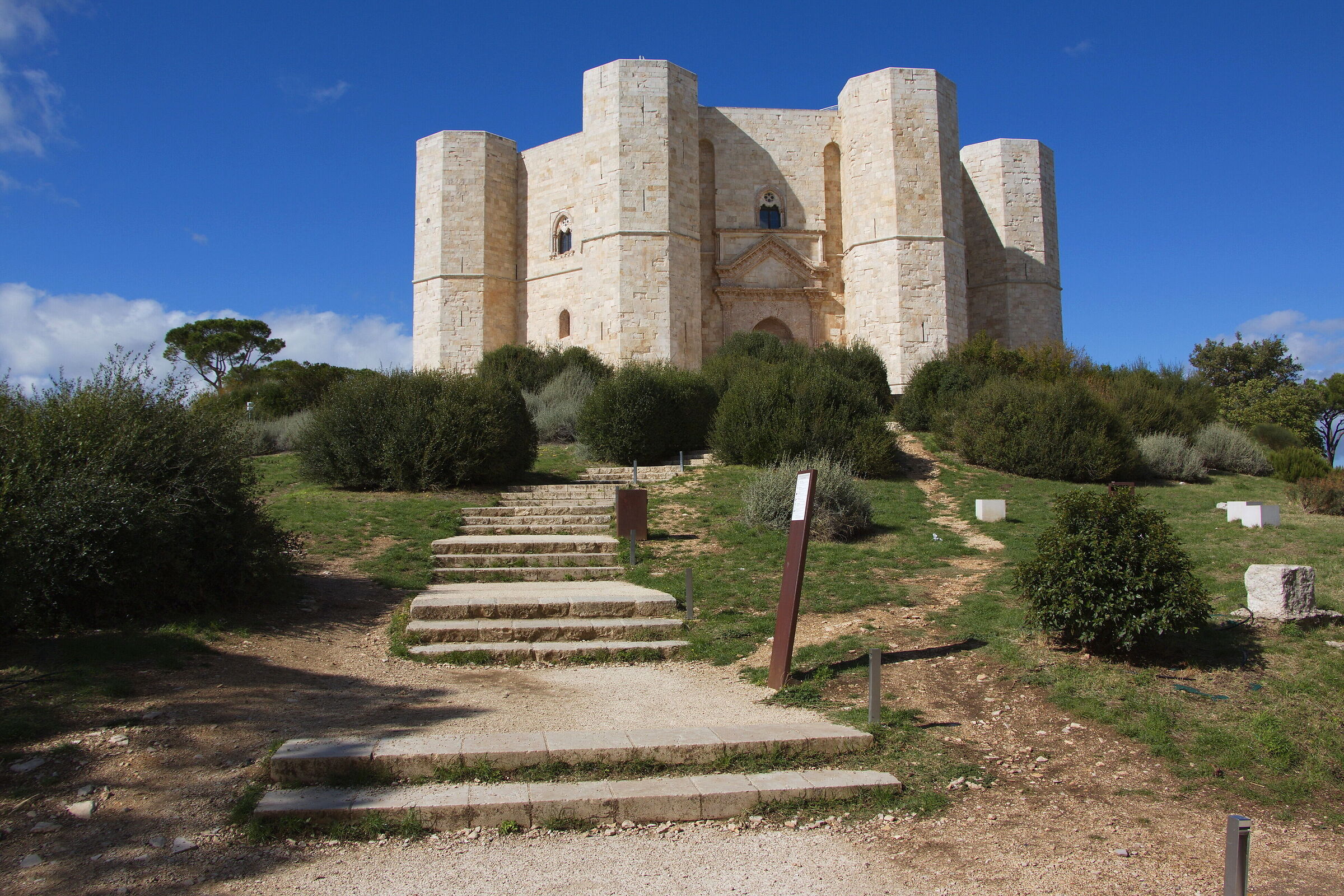 Castel del Monte, Castel