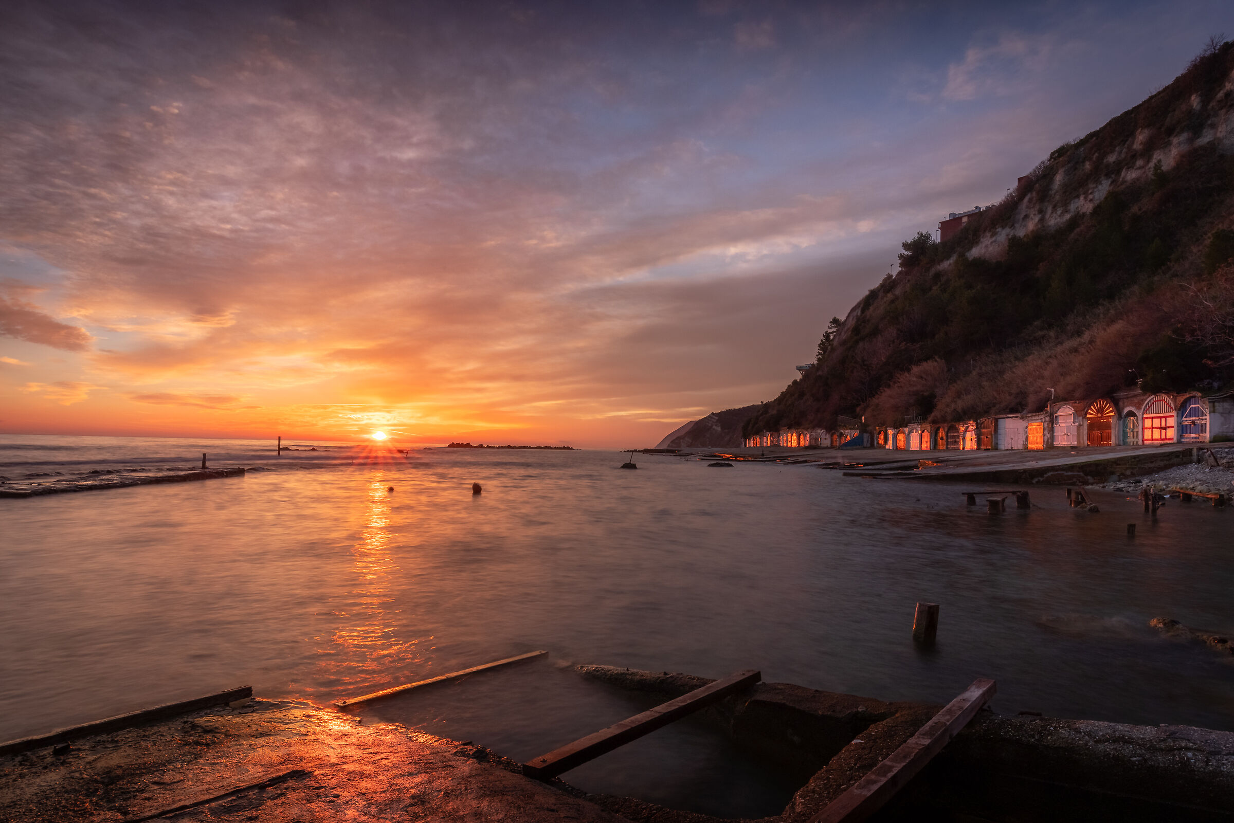 e le porte delle grotte si incendiano