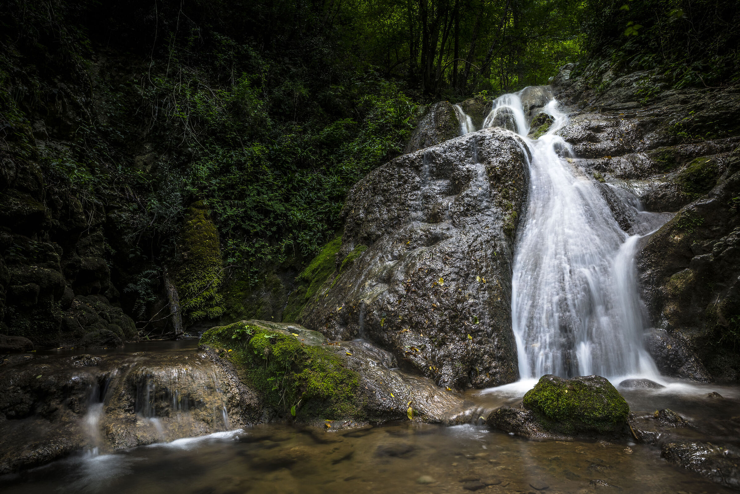 Una cascata di acqua.