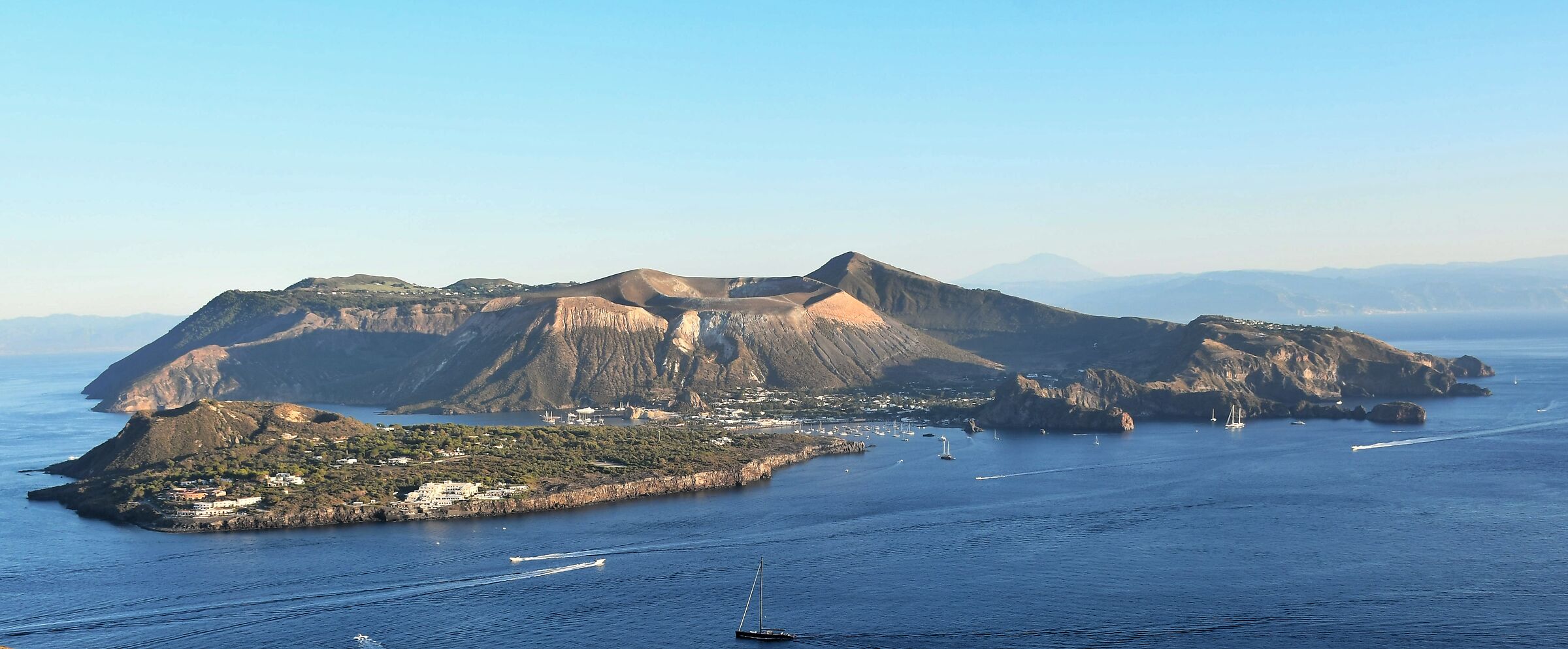 One shot, two volcanos: Vulcano ed Etna