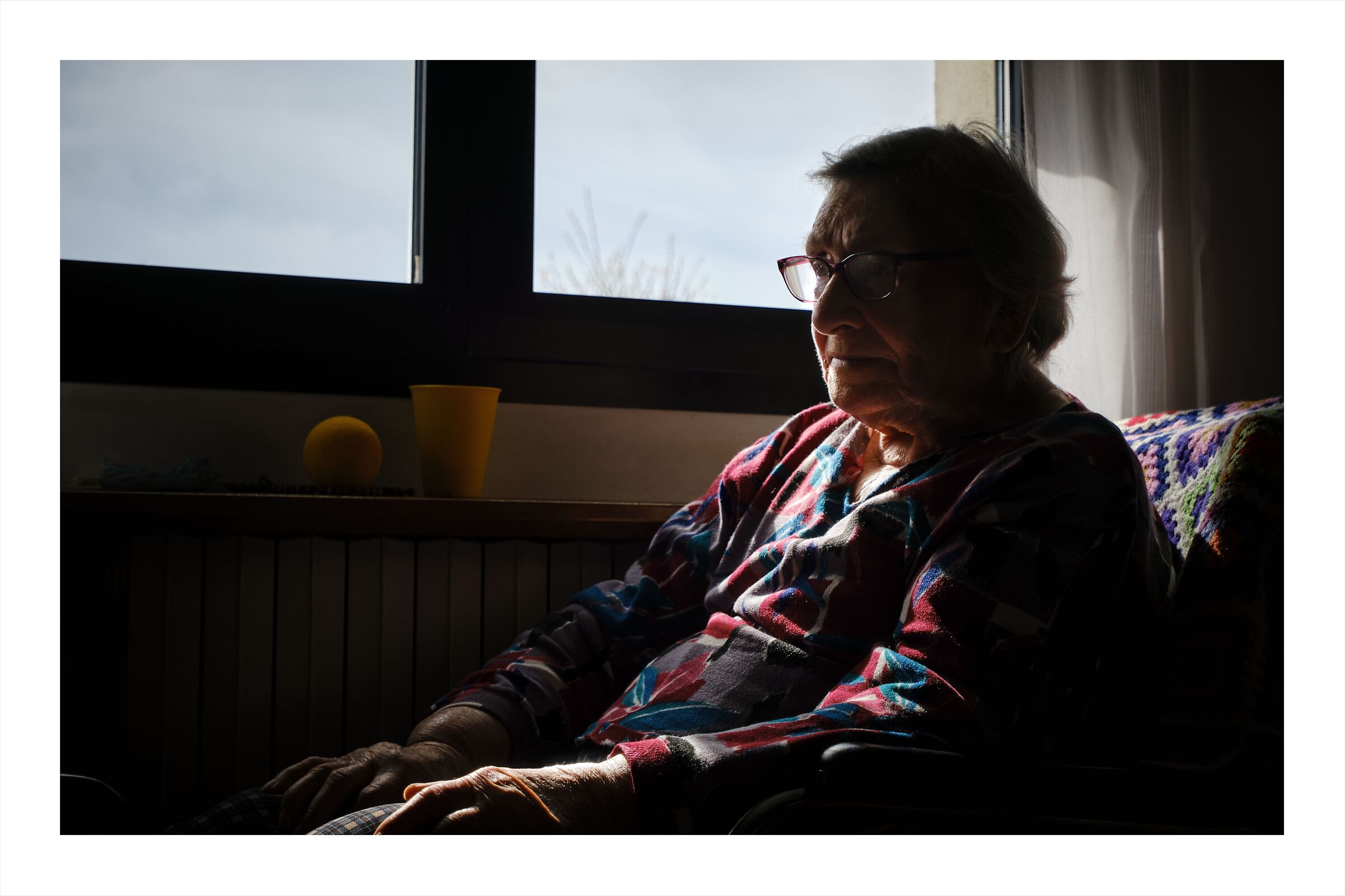 Lo sguardo nel vuoto, assorta nei suoi pensieri ..