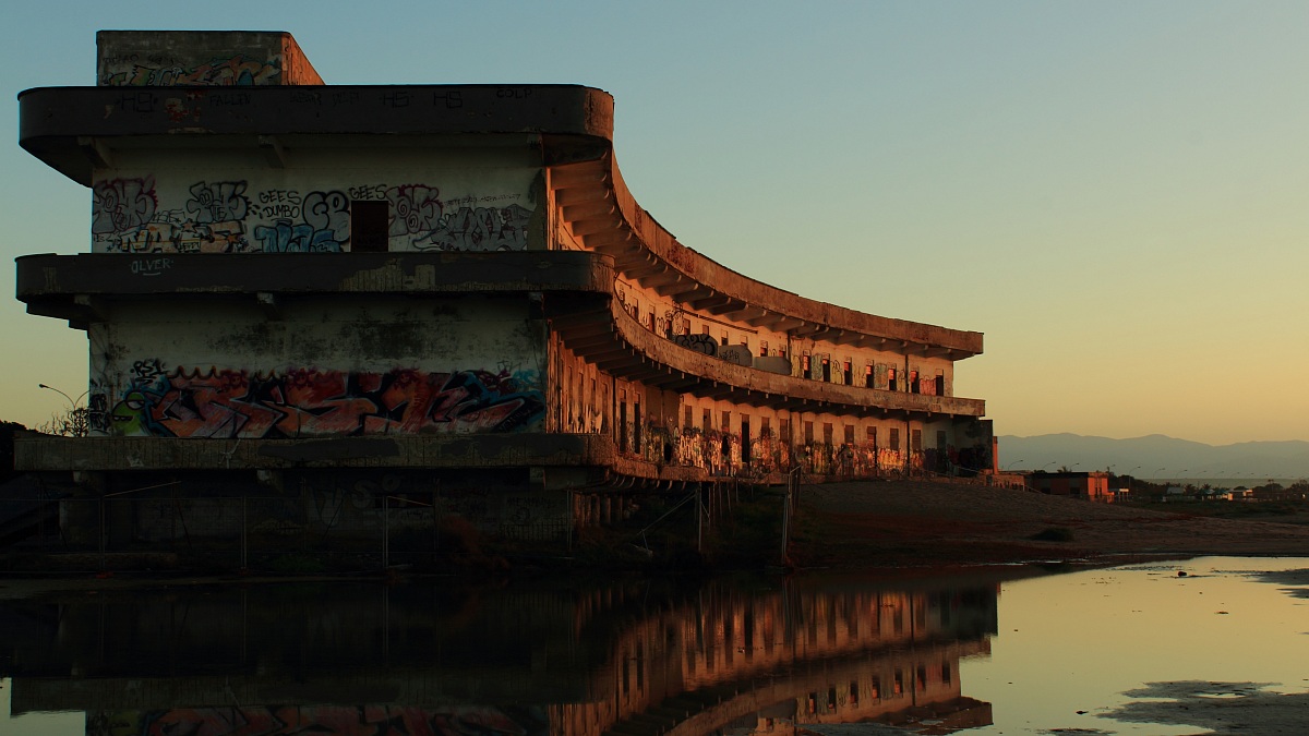 Ecomostro sulla spiaggia del Poetto a Cagliari