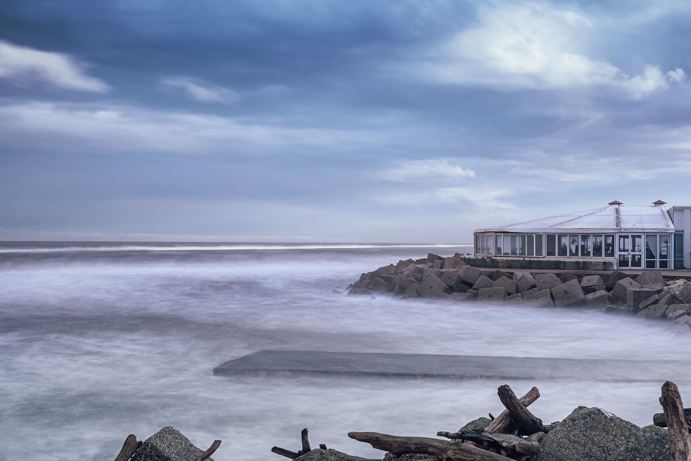una rotonda sul mare