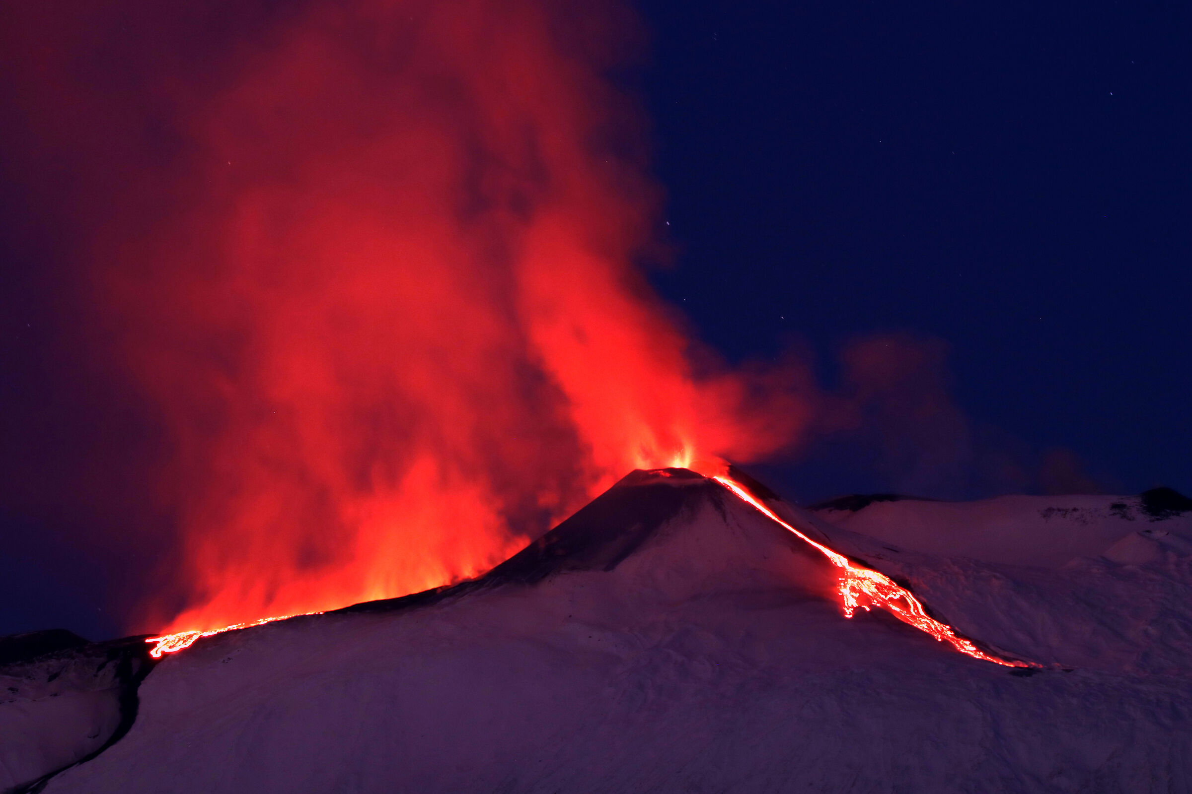 Eruzione Etna nell'ora blù.