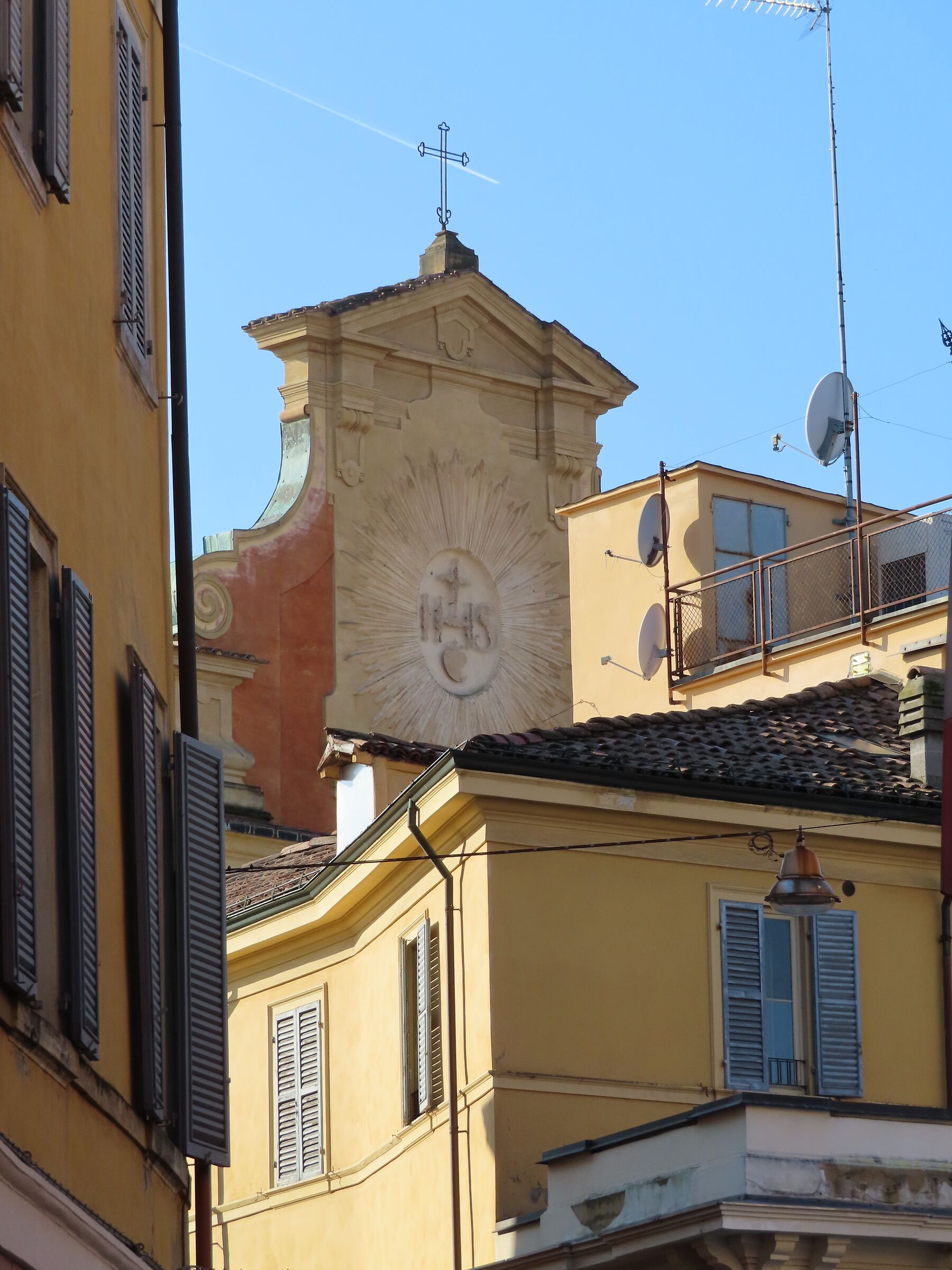 The façade of San Bartolomeo on the houses of Modena