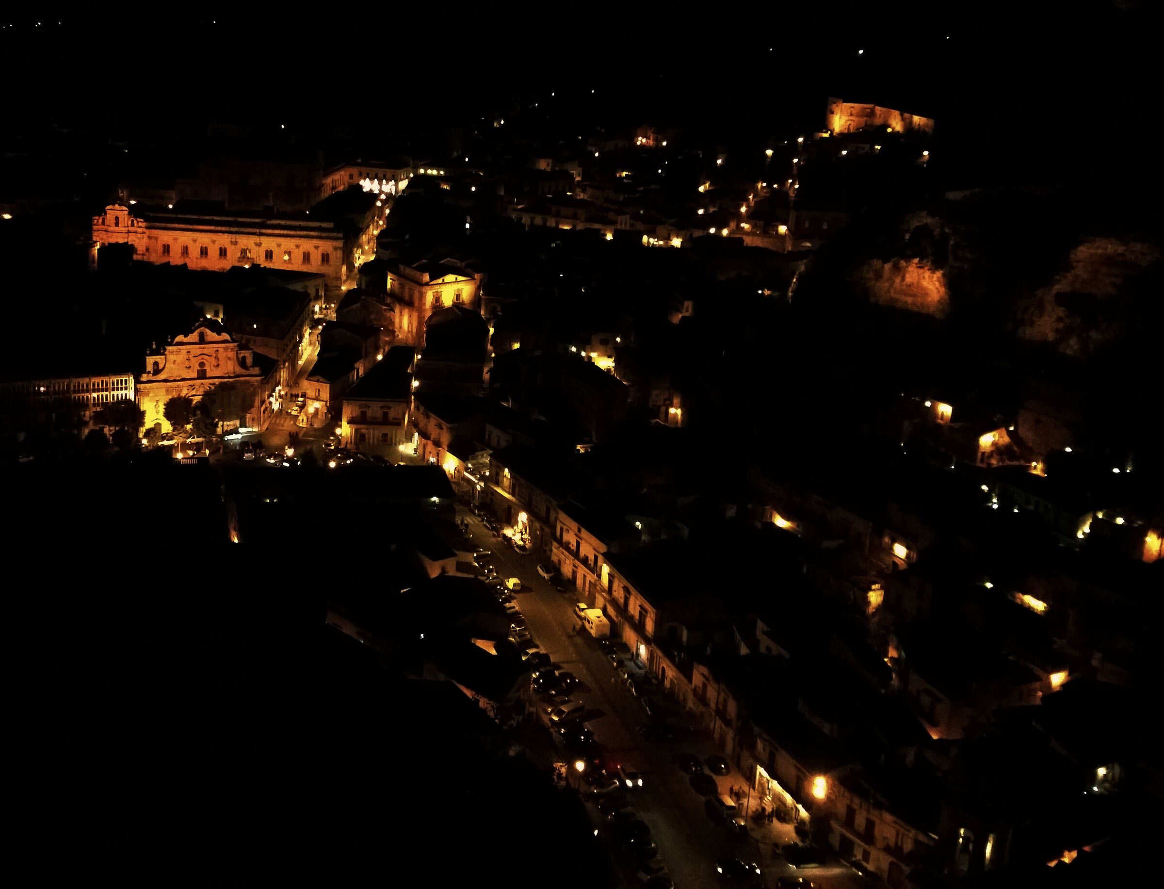 Scicli dall'alto in notturna