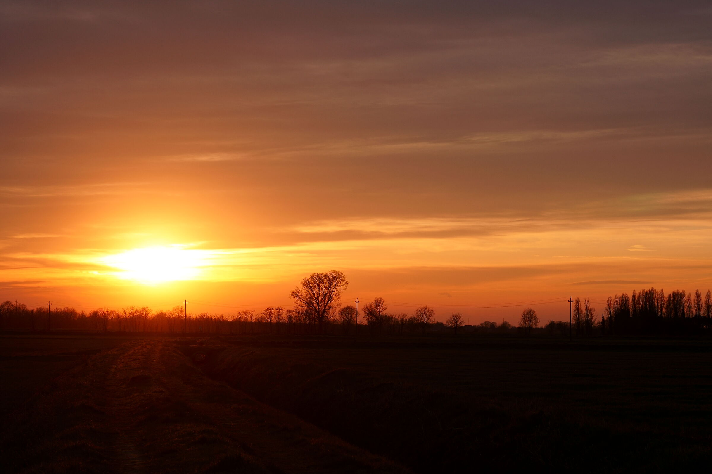 Tramonto su strada medievale