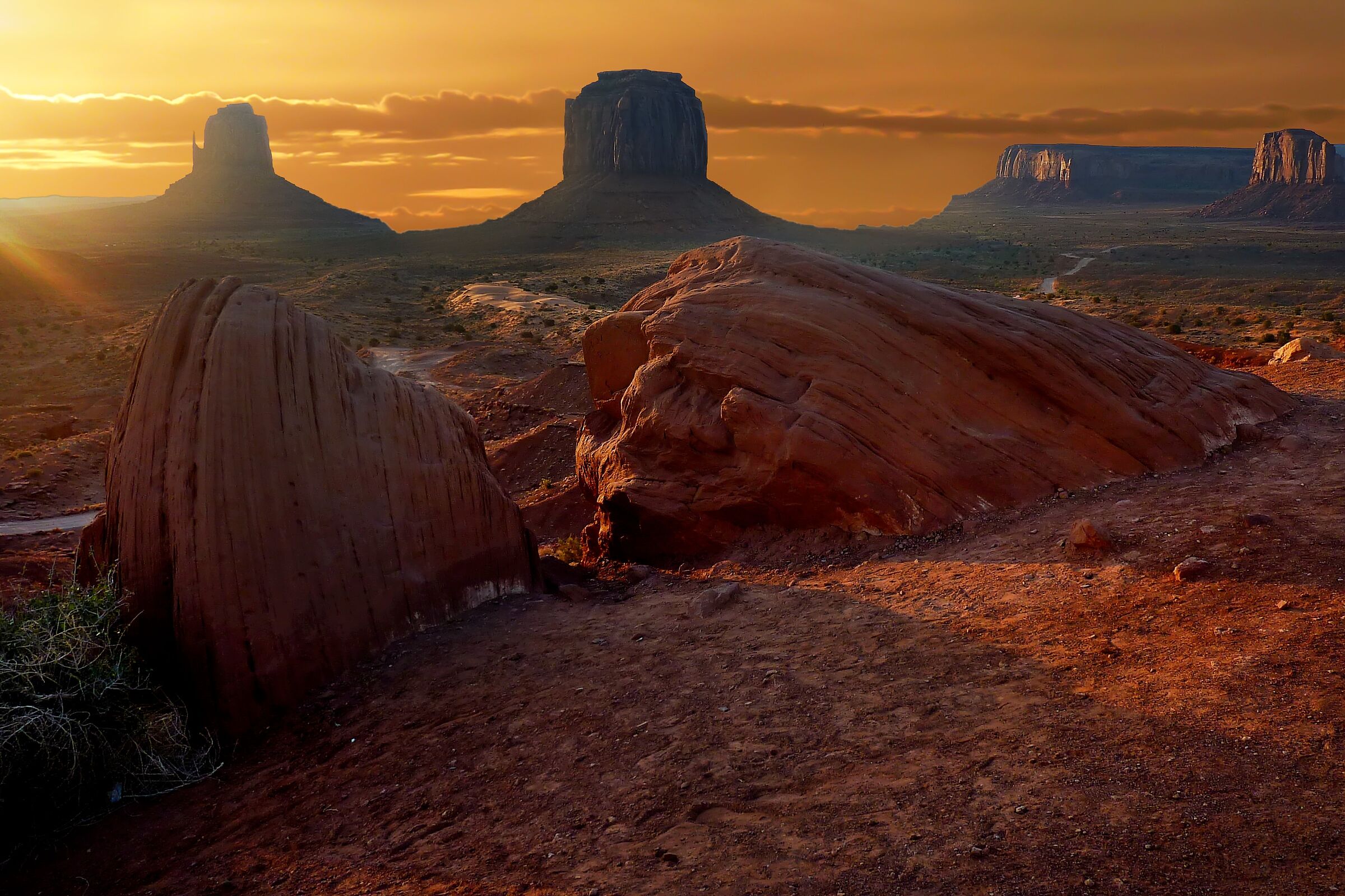 Sunrise at Monument Valley 03