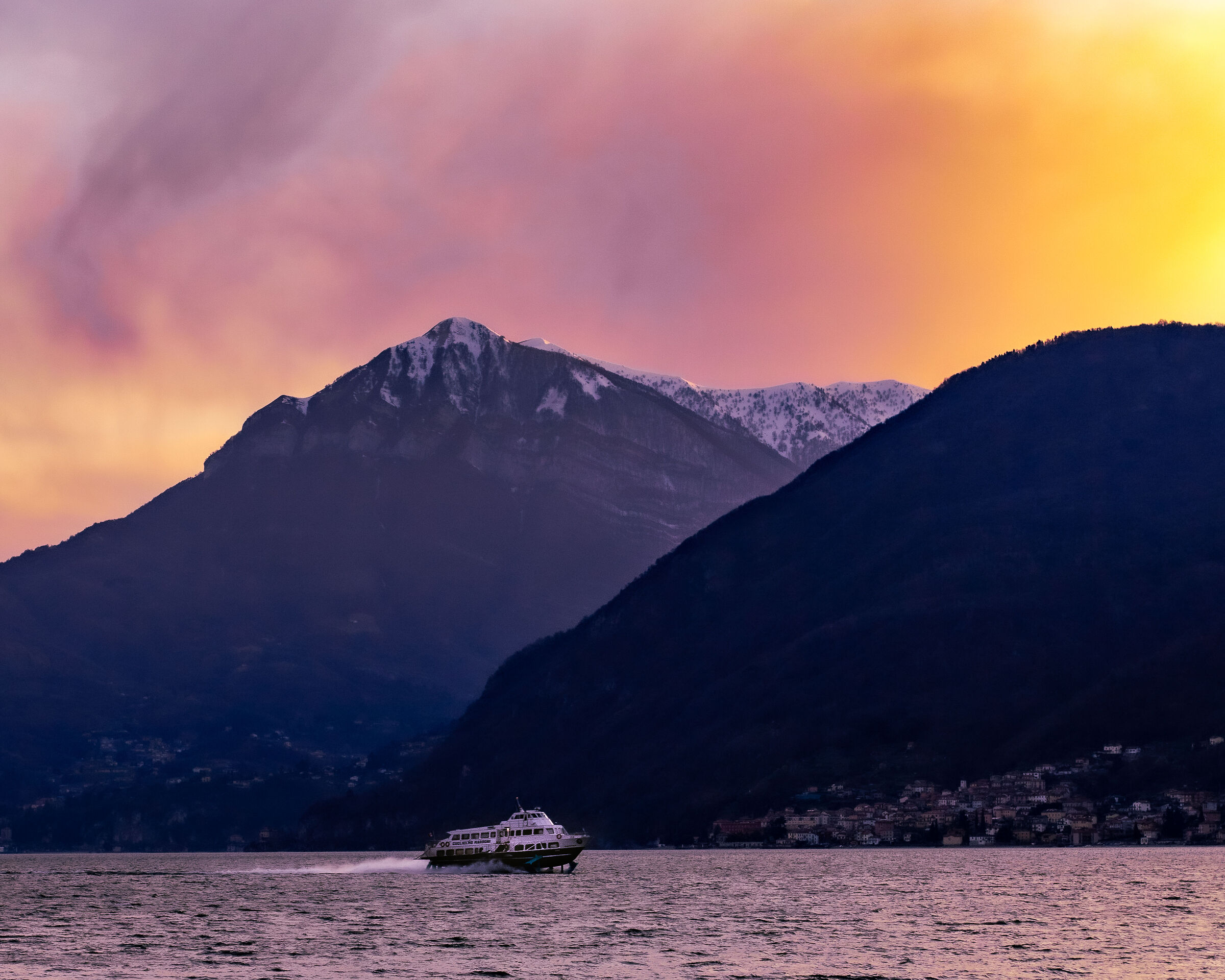 Aliscafo al tramonto