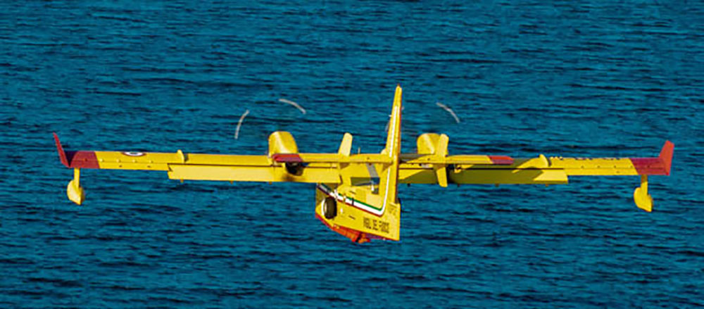 Il canadair sta planando per prendere acqua