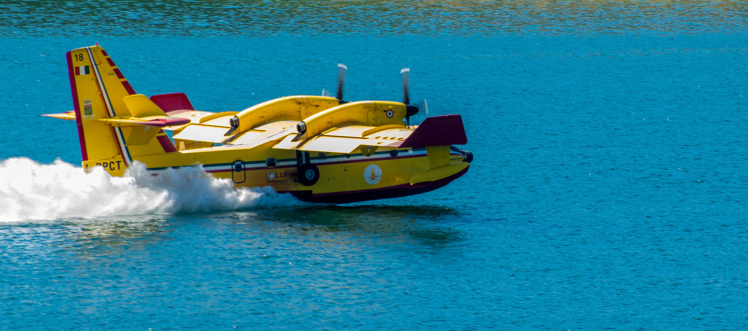 Canadair che ha preso l'acqua