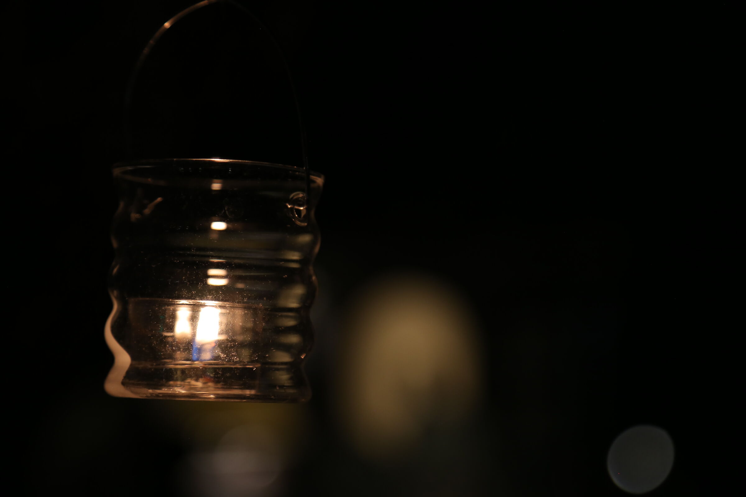 Piccolo lume isolato freddo e perduto