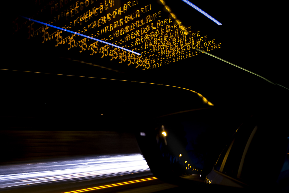 scie di luce nella notte