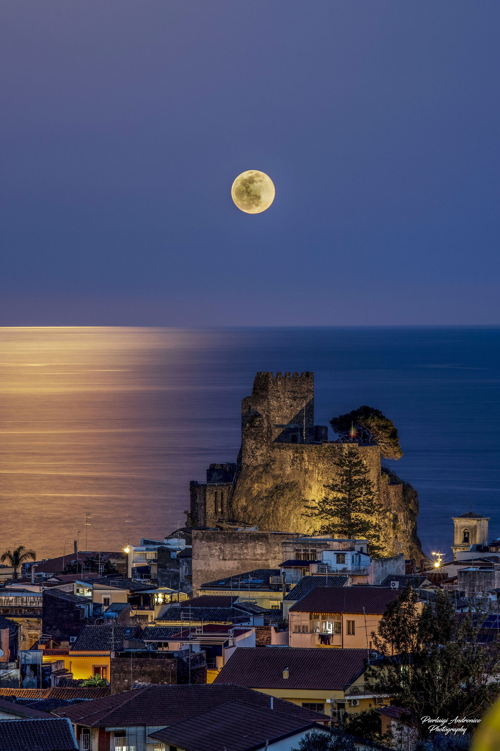 Alba lunare osservata nel cielo di Aci Castello