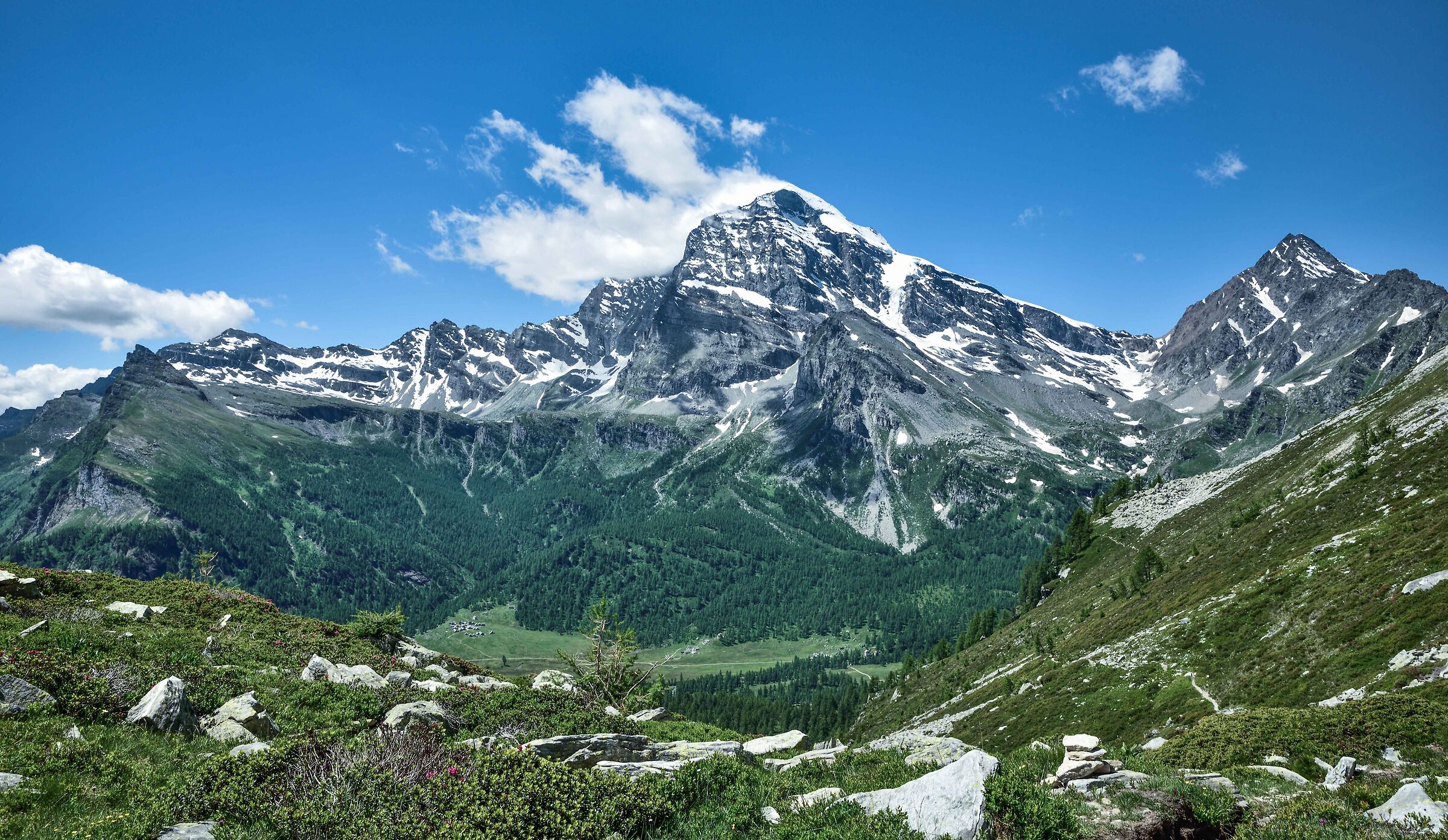 Alpe Veglia - in alto svetta il Monte Leone 3553m