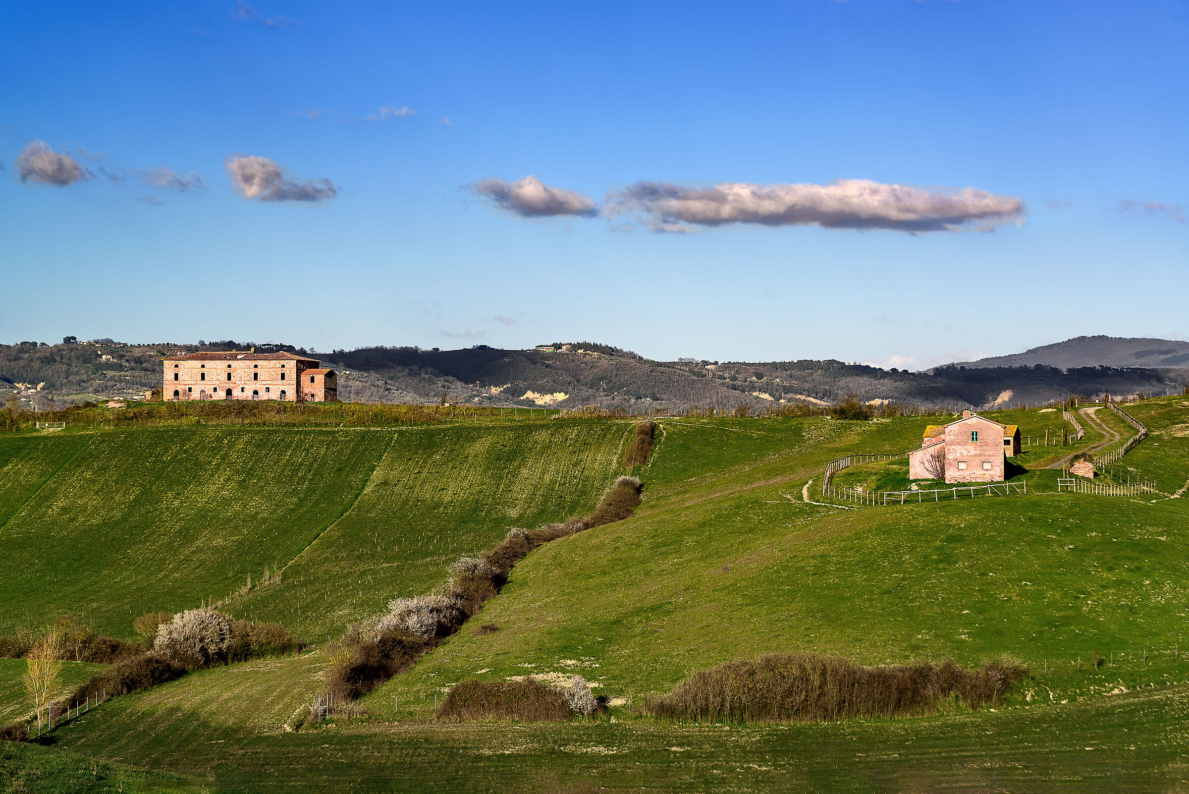 valdichiana meridionale con sfondo citta' della pieve