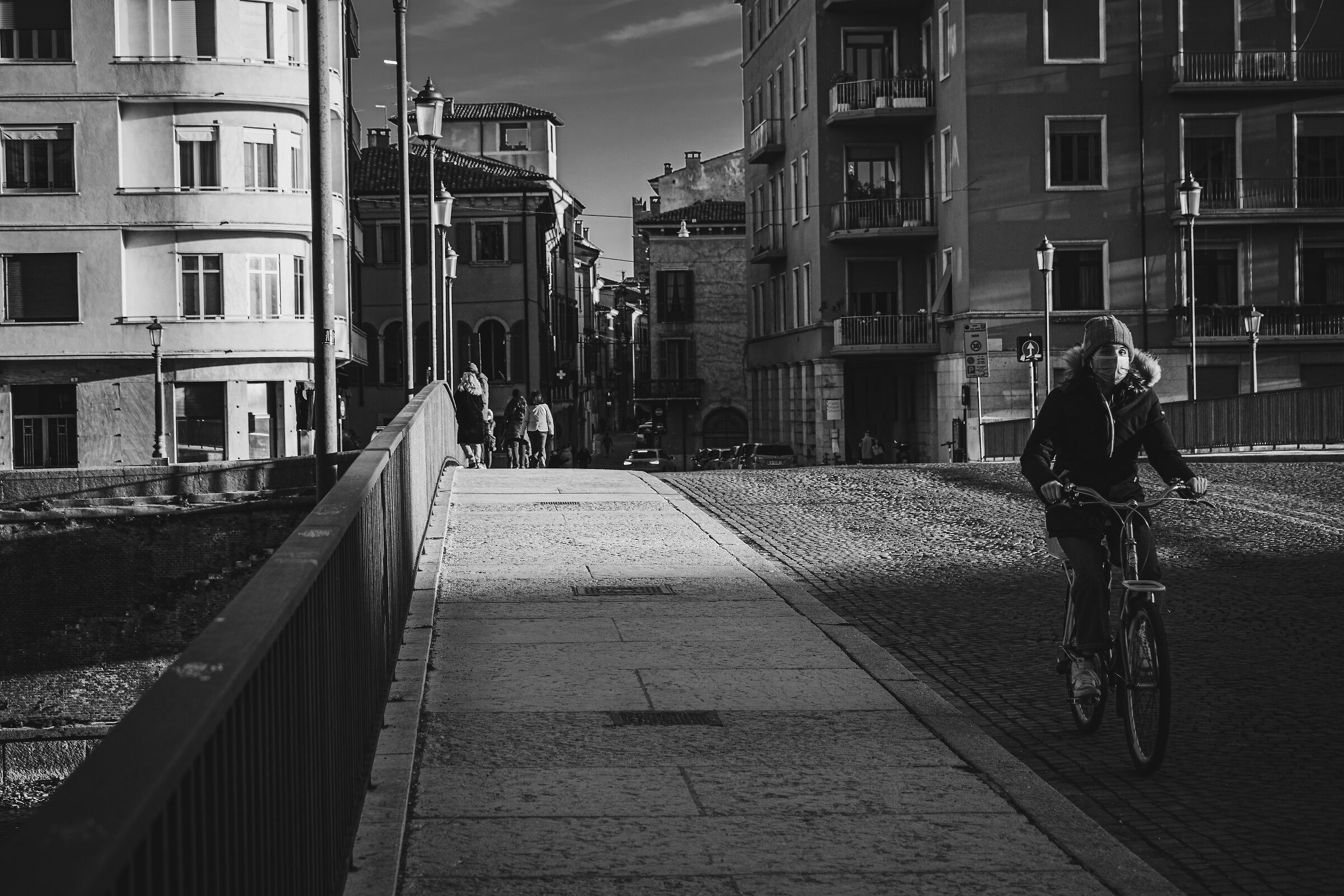 ragazza in bici (p.Garibaldi)