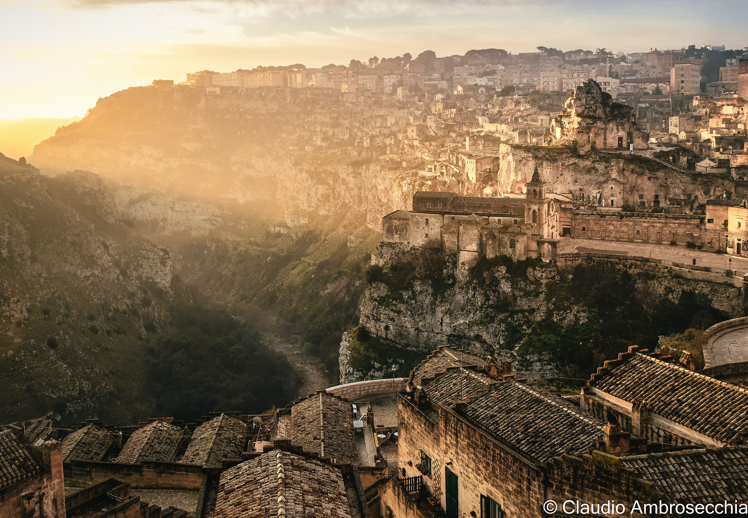 Sorge il sole oltre la Murgia Timone
