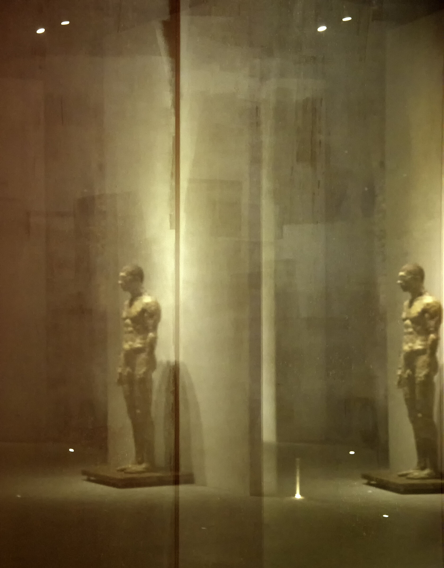 Nudo maschile riflesso in lastre di ferro