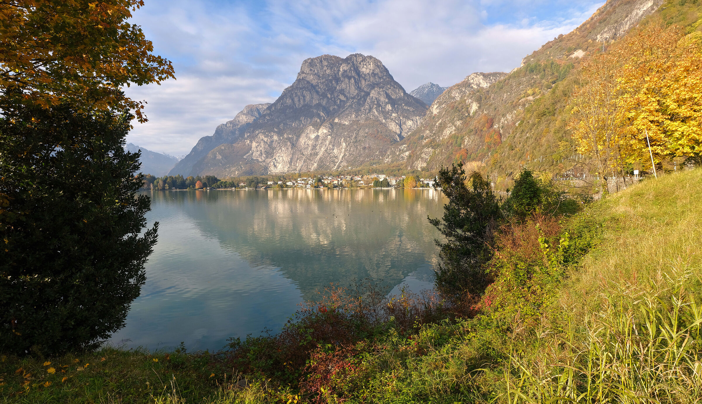 Lake Mezzola (SO) in Autumn