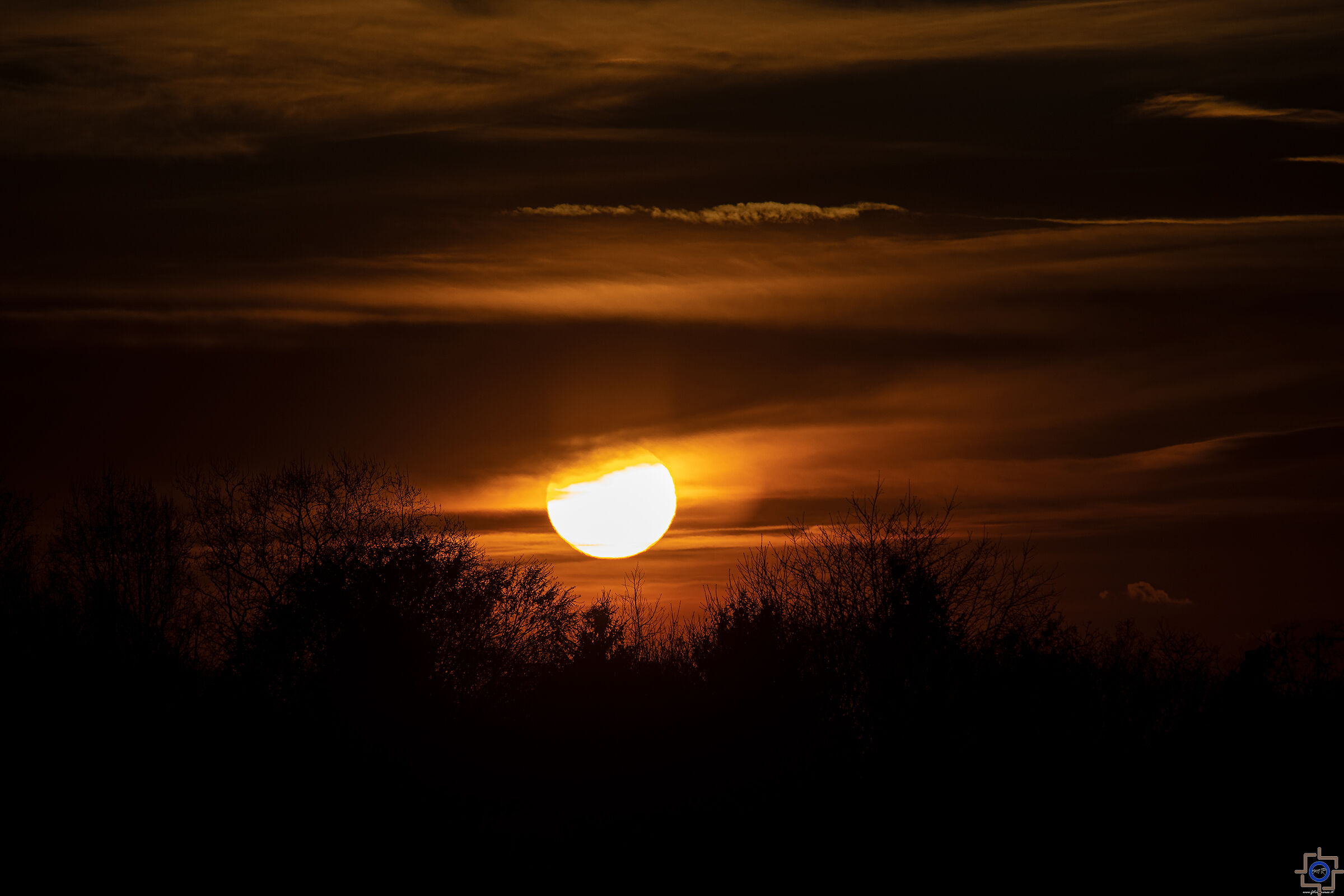 E il sole scende a violentare altre notti