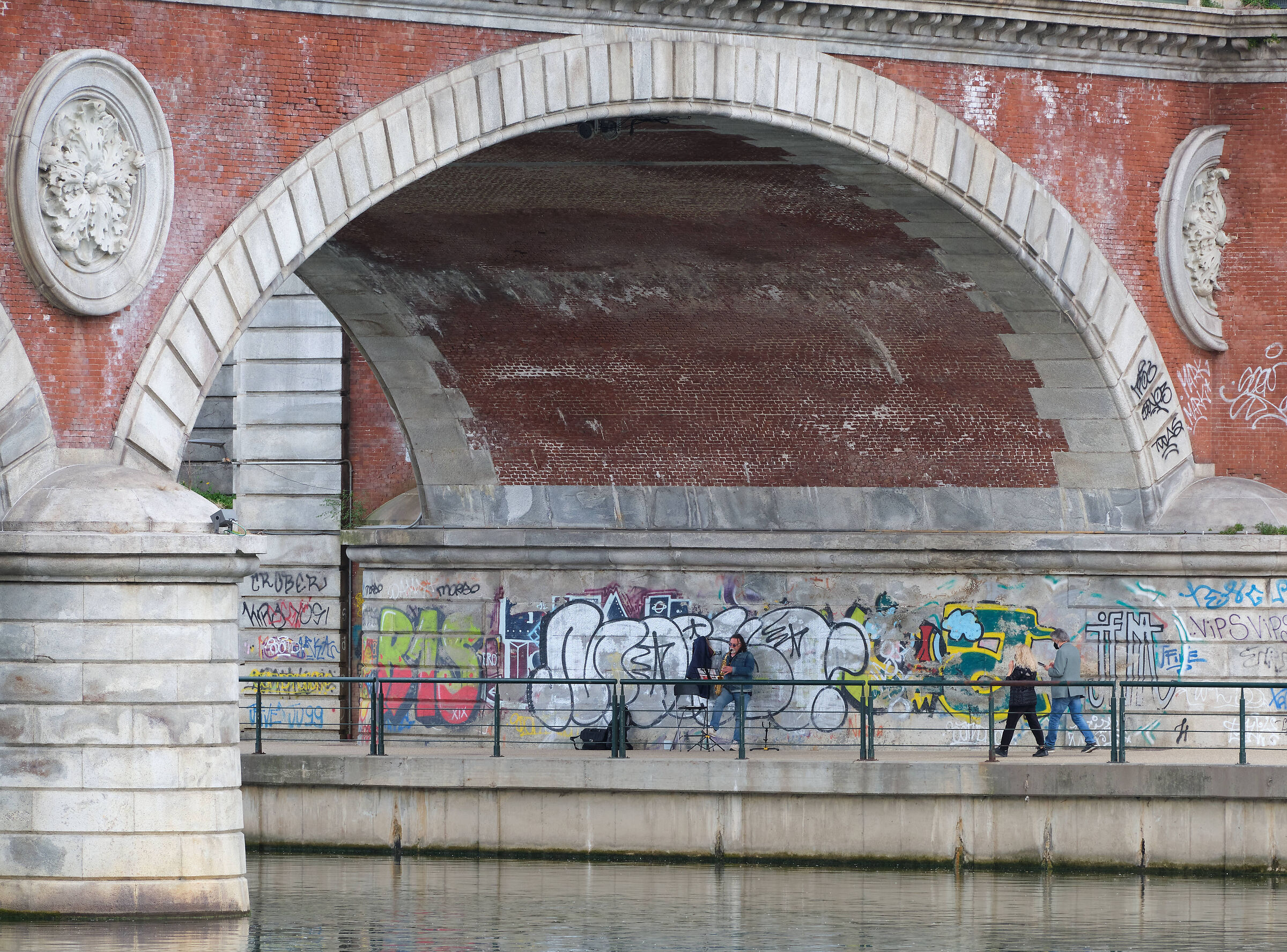The sax, the river and the bridge