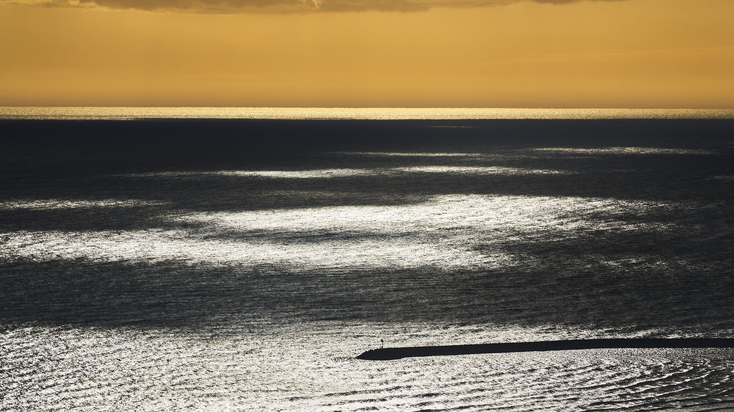 Contrasto tra colore e monocro.