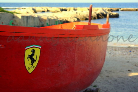 una barca ferrari