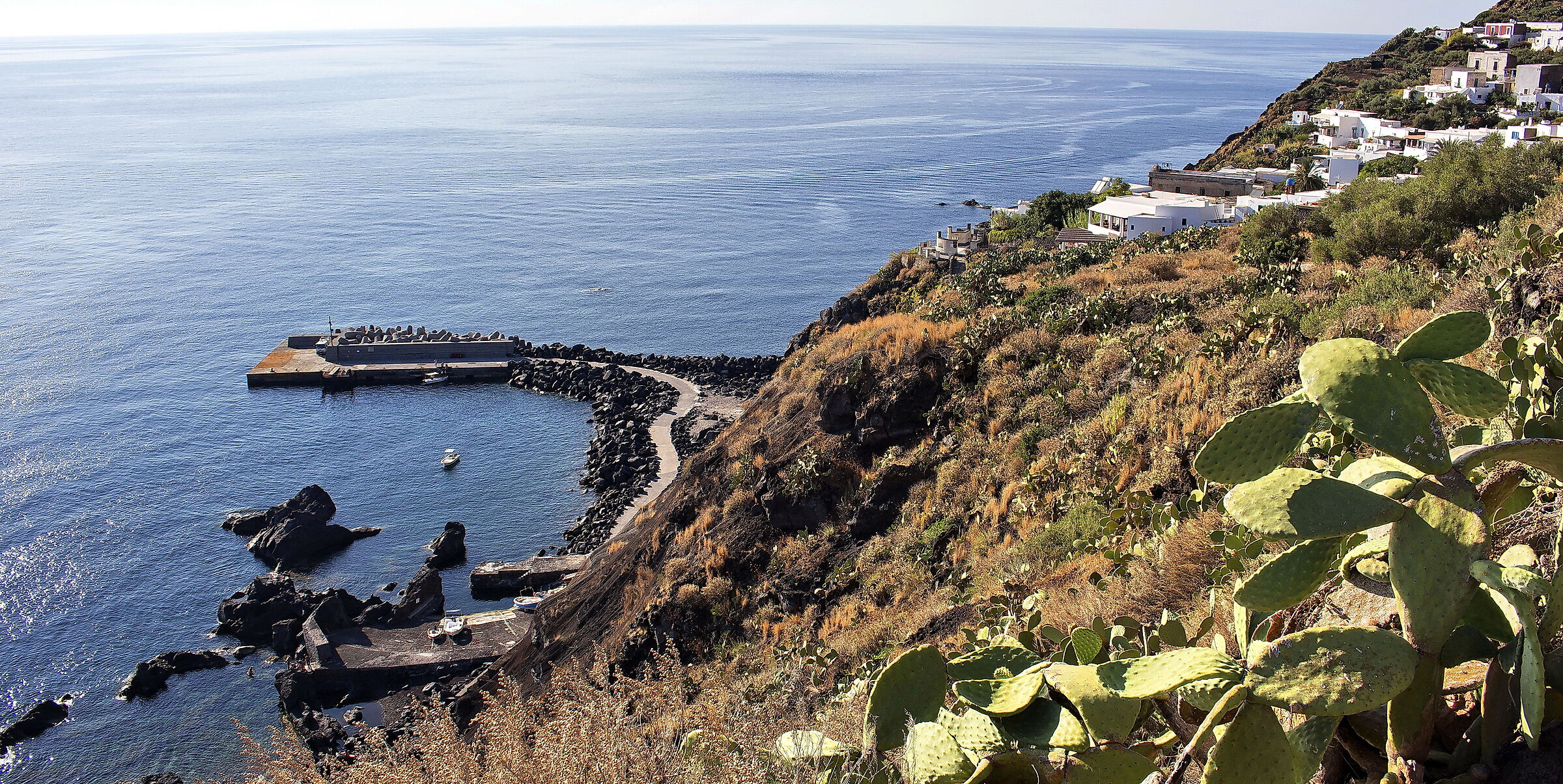Ginostra, Stromboli, il porto più piccolo del mondo.