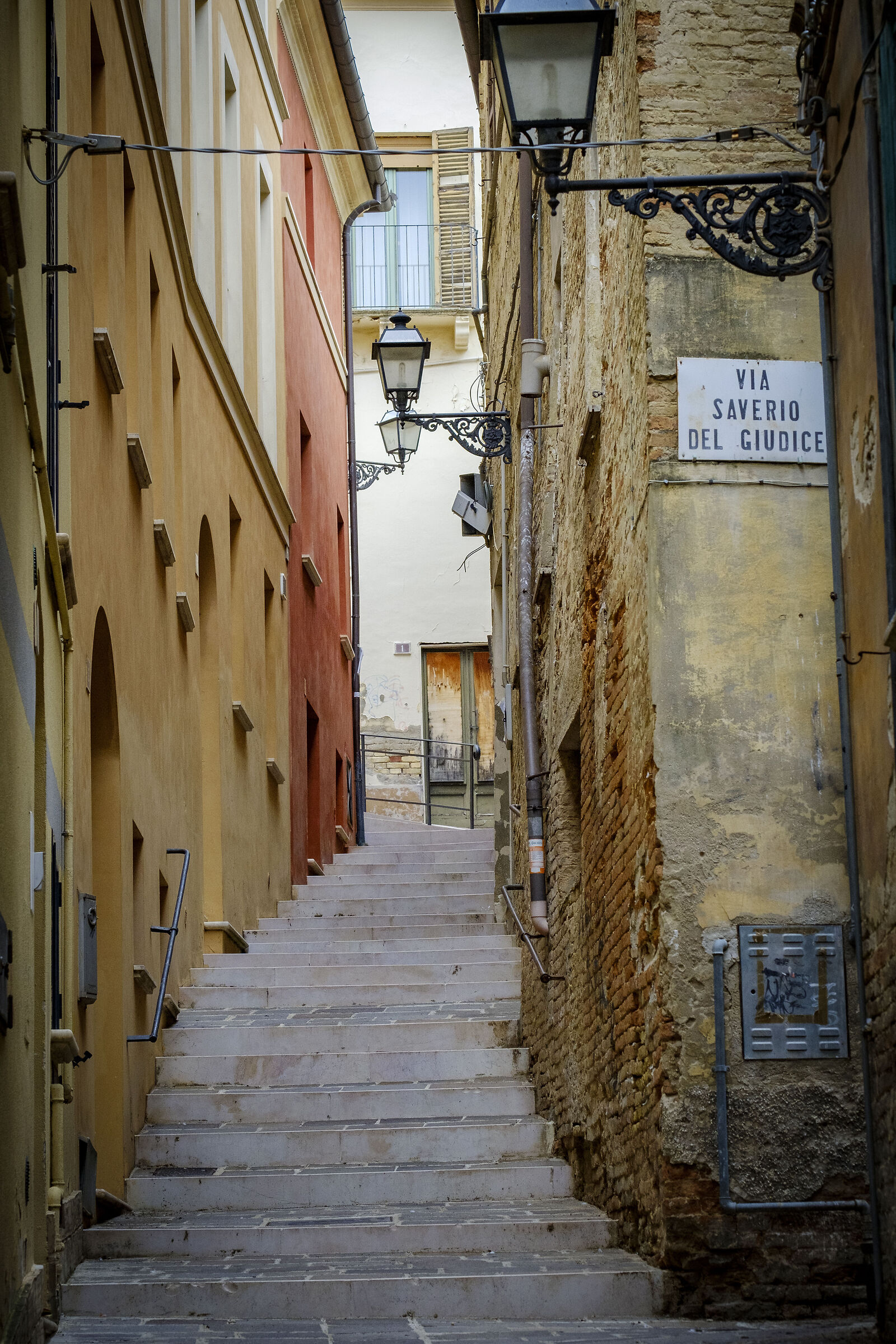 Su per le scale nella città teatina.